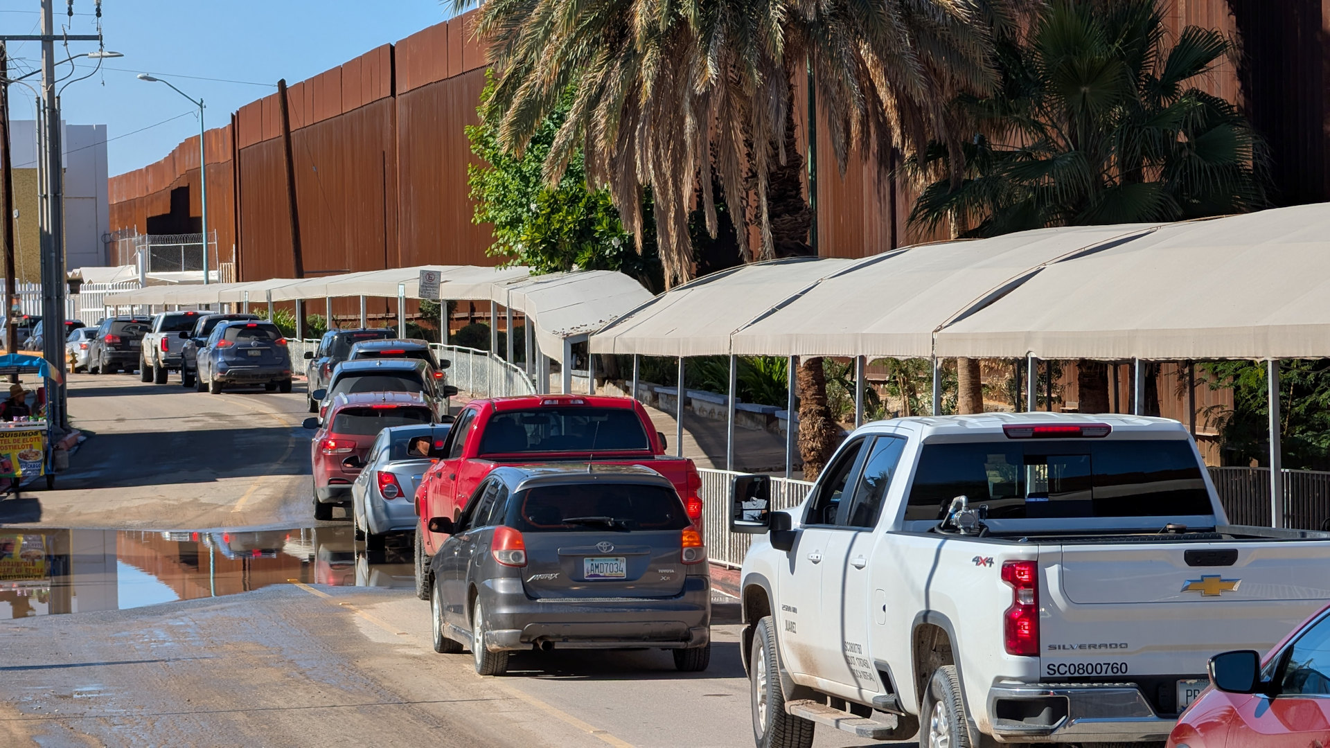 Autoschlange bei der Einreise von Nuevo Algodones Mexiko in die USA