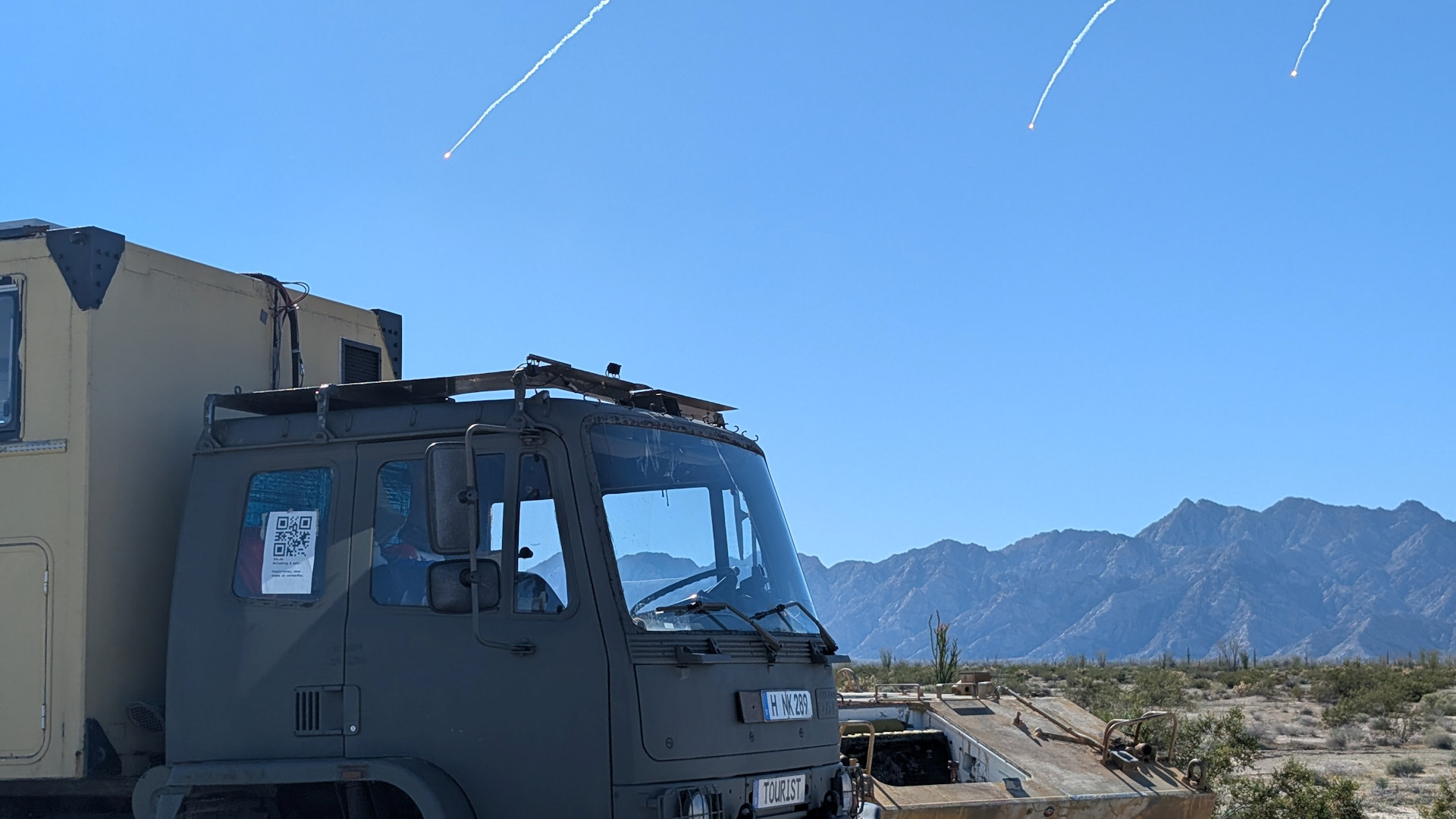 DAF T244 LKW mit drei glühenden Decoy Flares im Hintergrund 