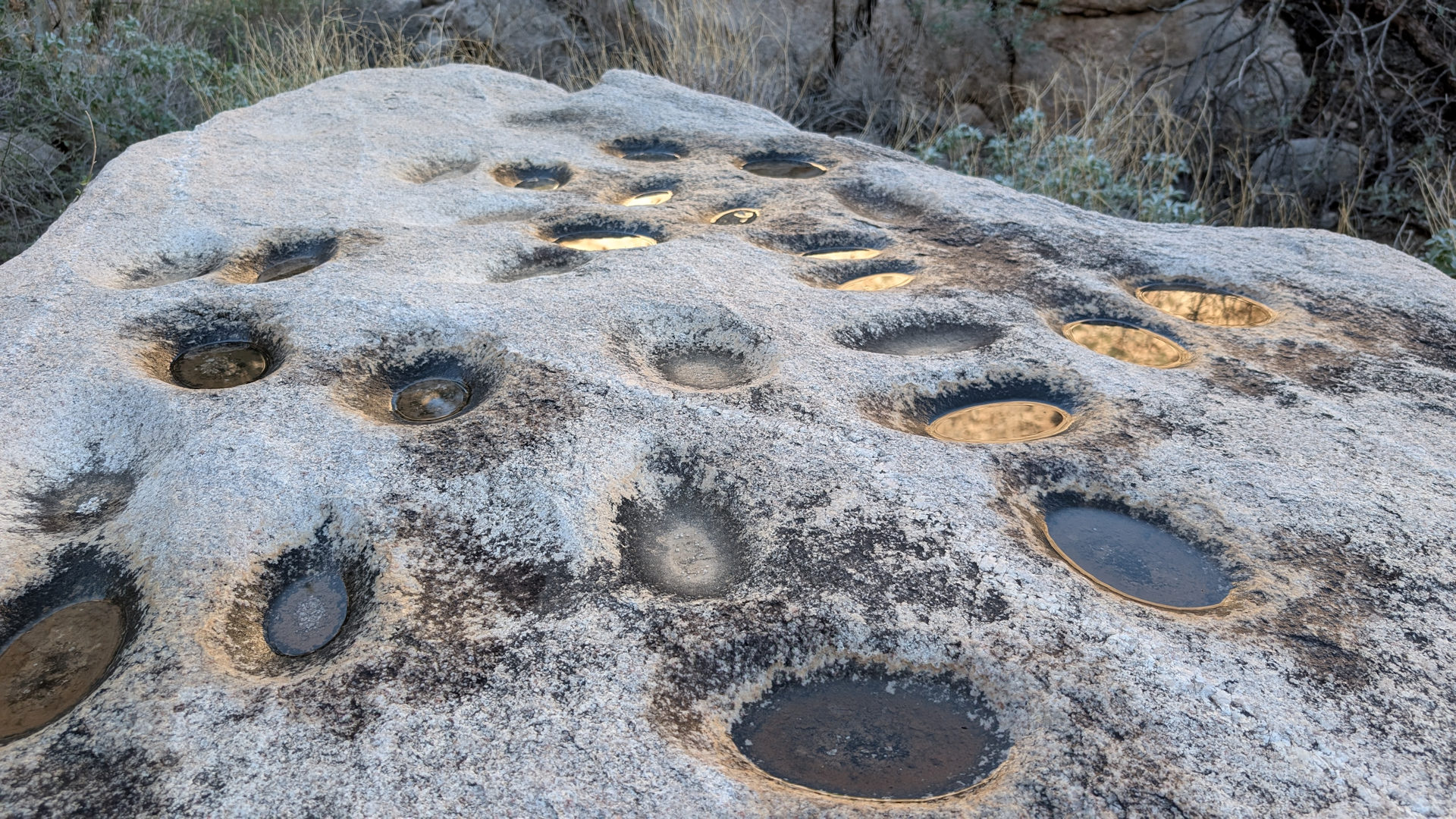 Aushöhlungen in einem Felsen wo Nahrung zerkleinert wurde
