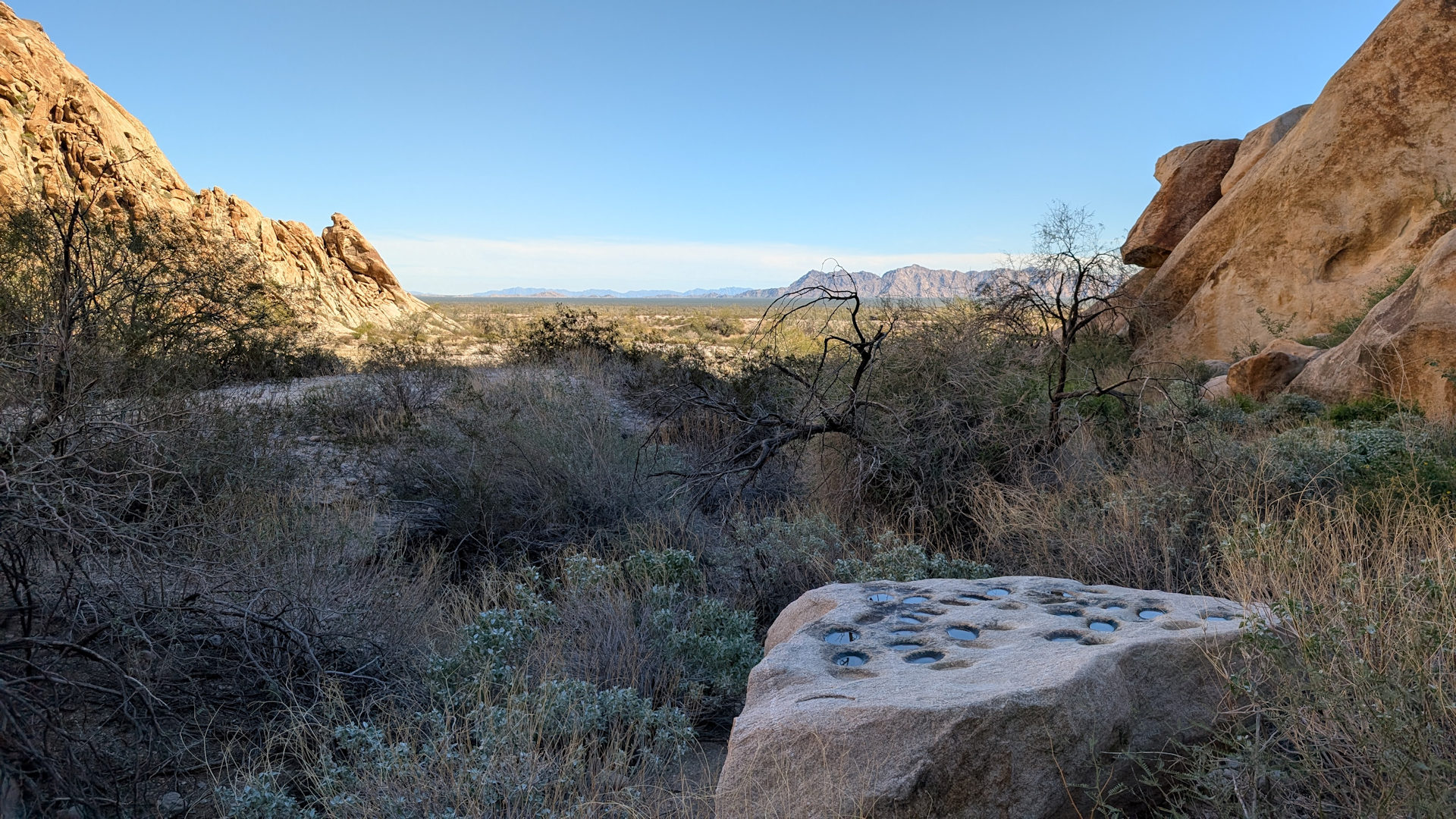 Tinajas Tank Arizona mit einem Felsen der Aushöhlungen zum zermahlen von Samen oder Nüssen hat 