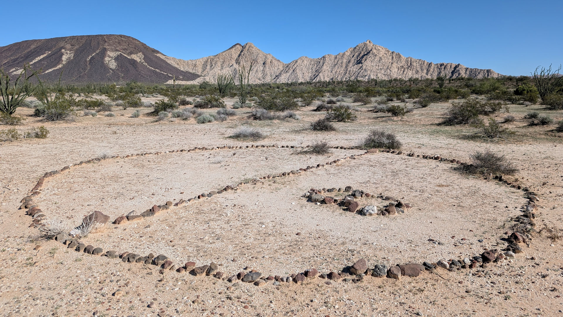 Kreis mit einer 8 darin als Wegmarker am Rand vom Devils Highway