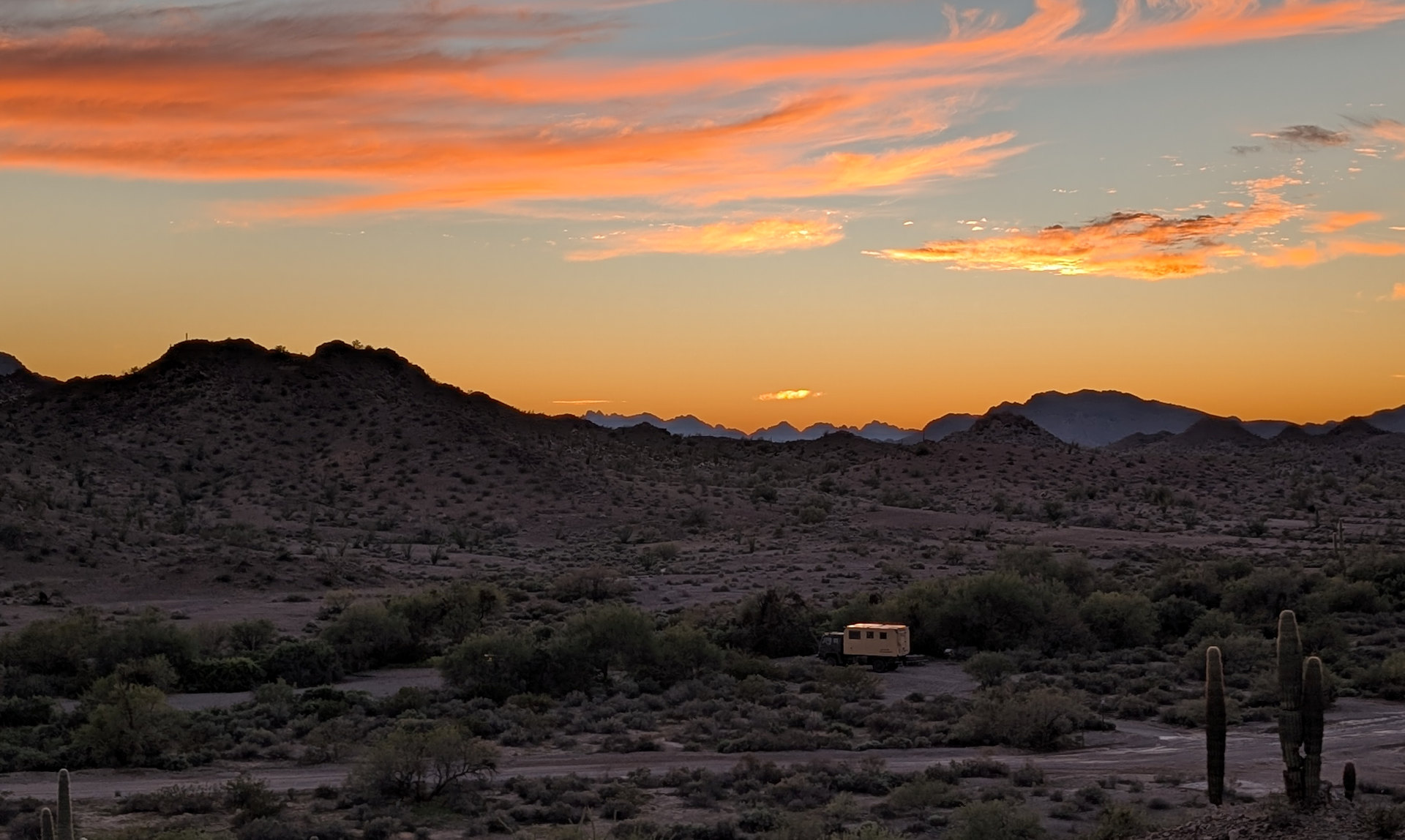 Sonnenuntergang in der Sonora Wüste auf dem Devils Highway