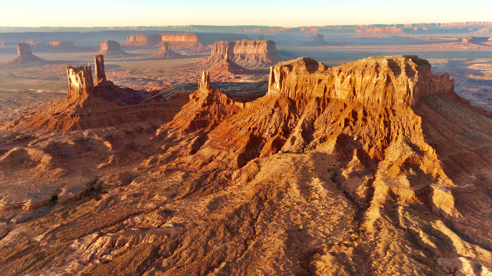 Monument Valley in rötlicher Abendsonne fotografiert