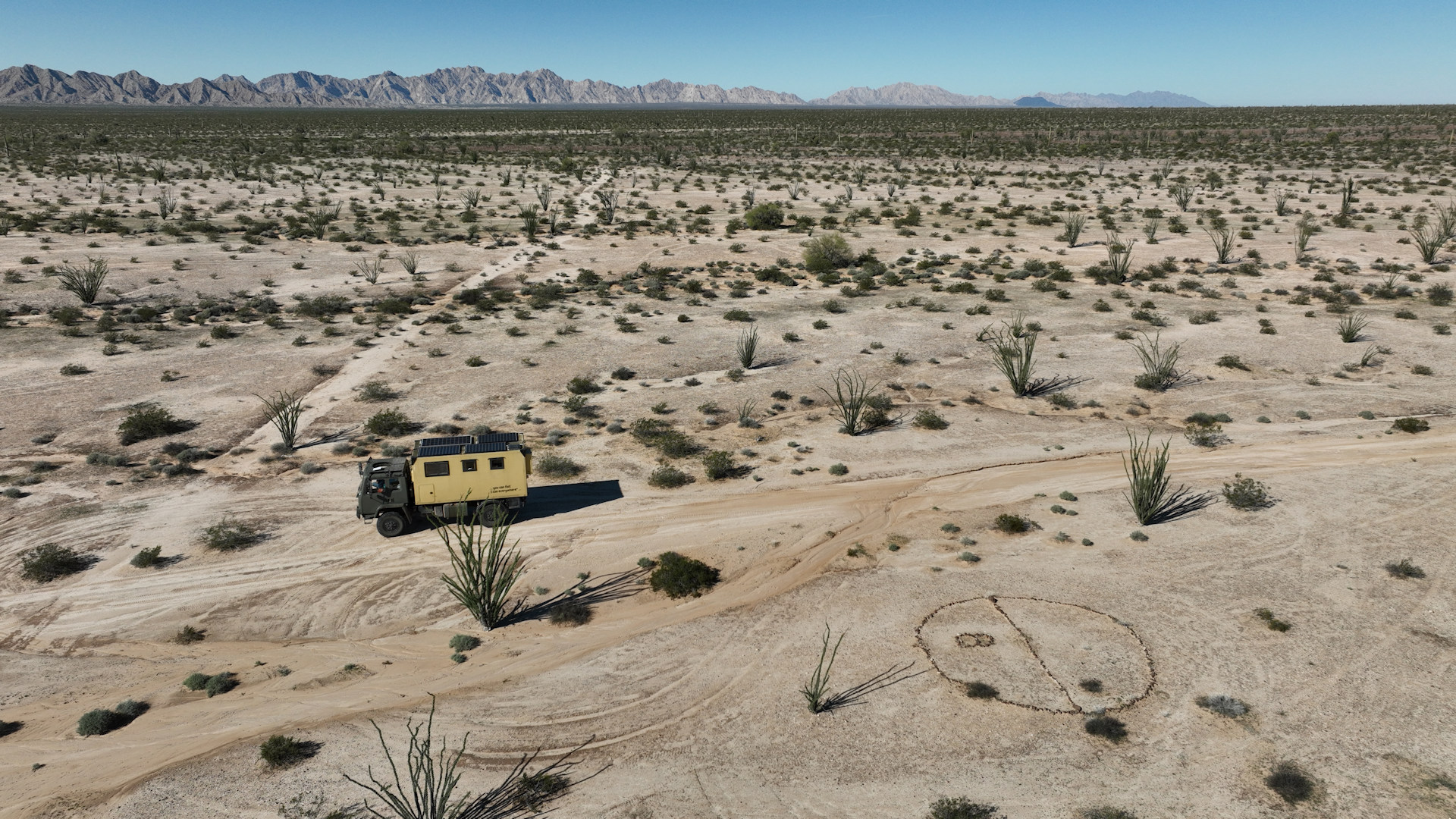 Kreis aus Steinen mit einer 8 als Wegmarker vom Devils Highway in der Sonora Wüste 