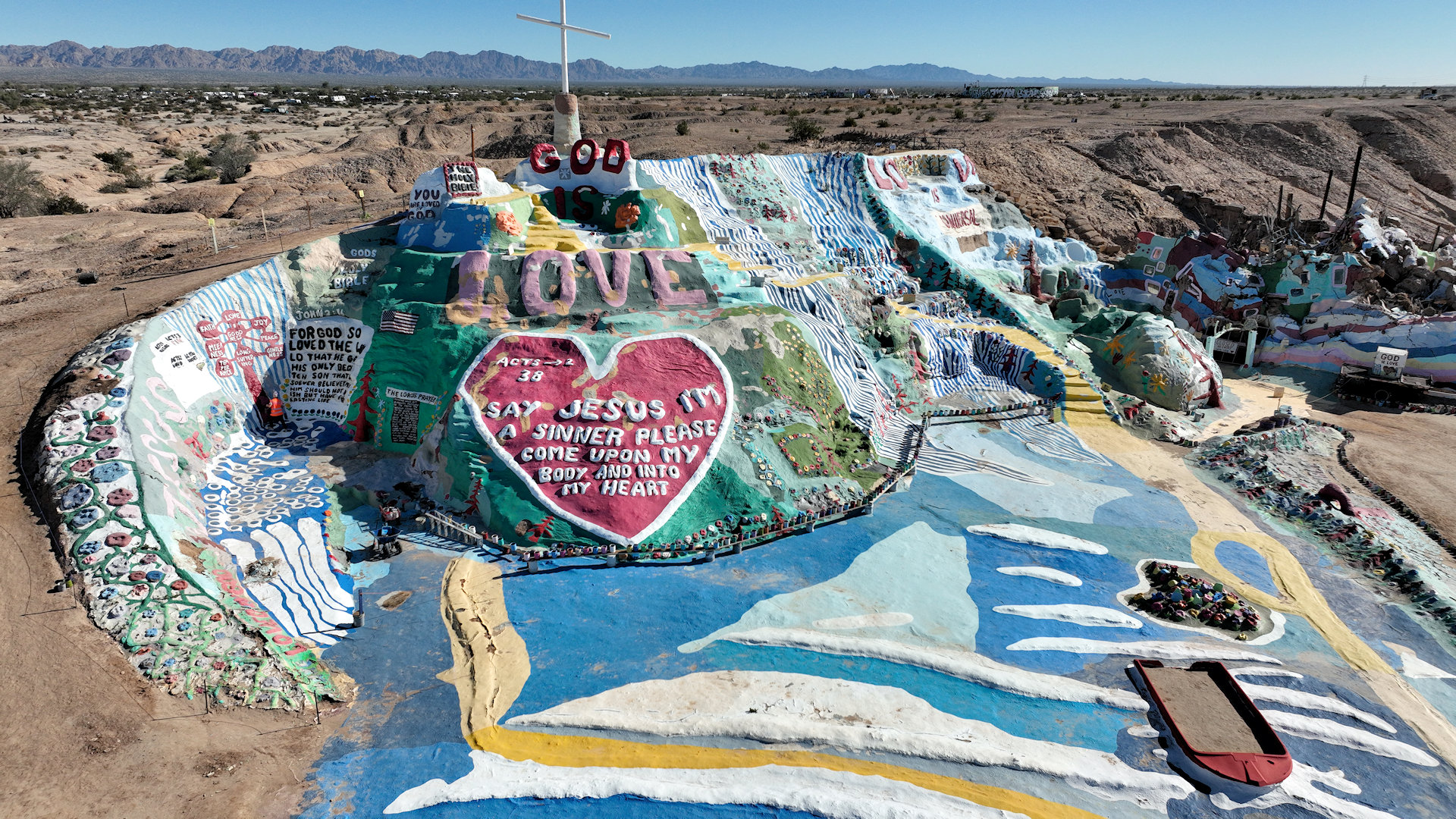 Dronen Bild vom Salvation Mountain in Slab City