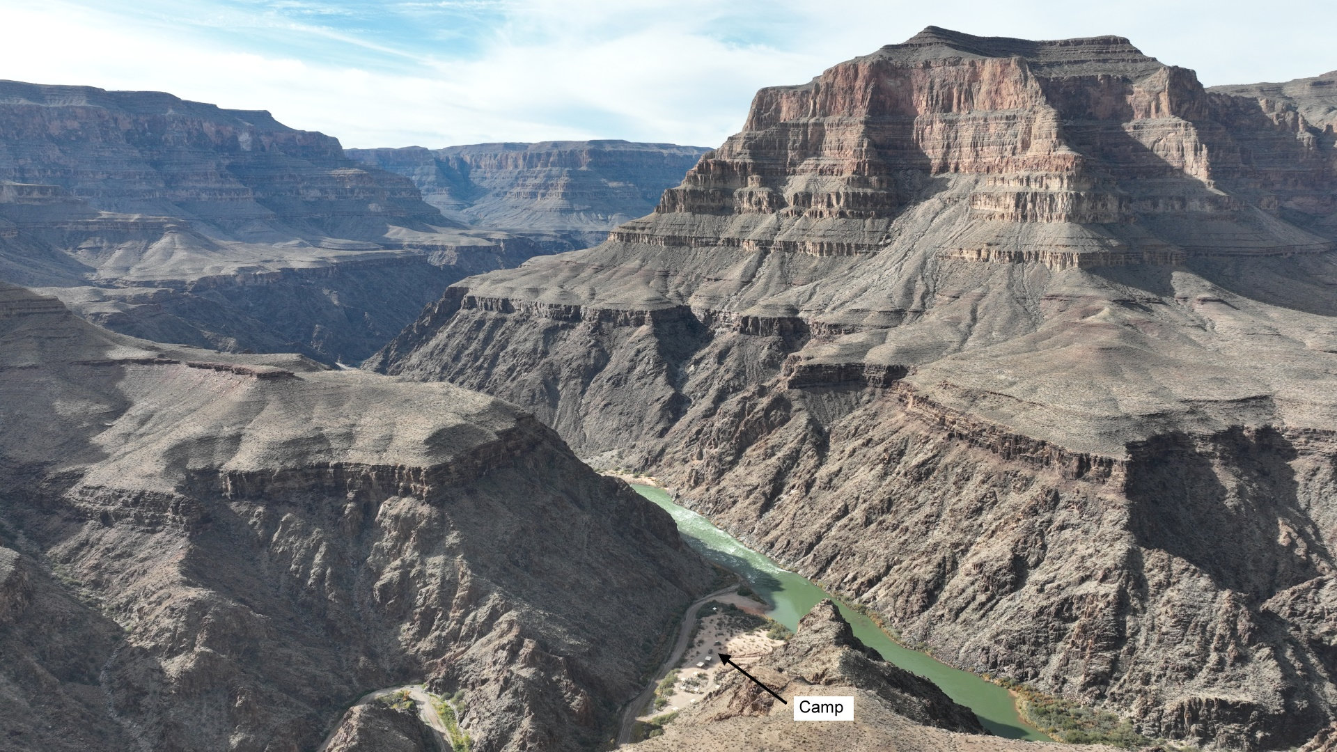 Luftbild der Berge vom Grand Canyon  mit markiertem Diamond Canyon Campground am Rande vom Colorado River