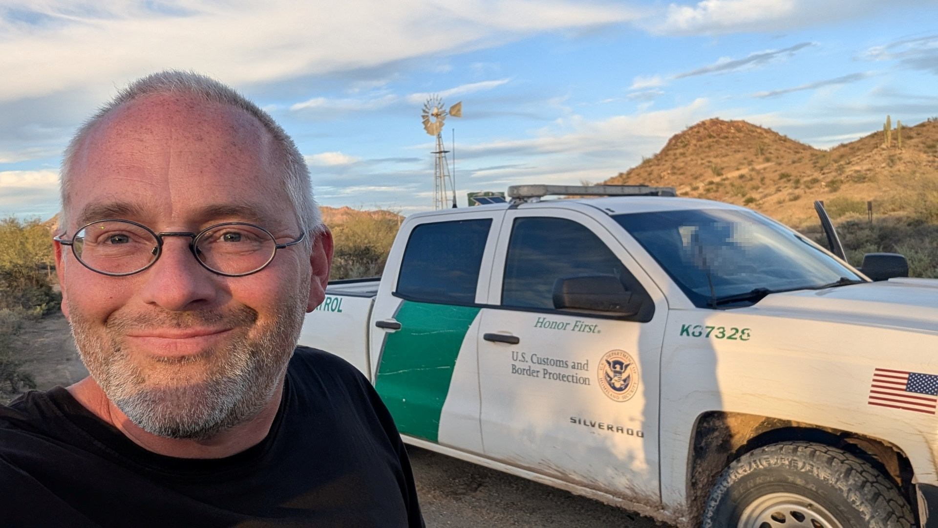 Chris vor einem weissen Geländewagen der Border Patrol