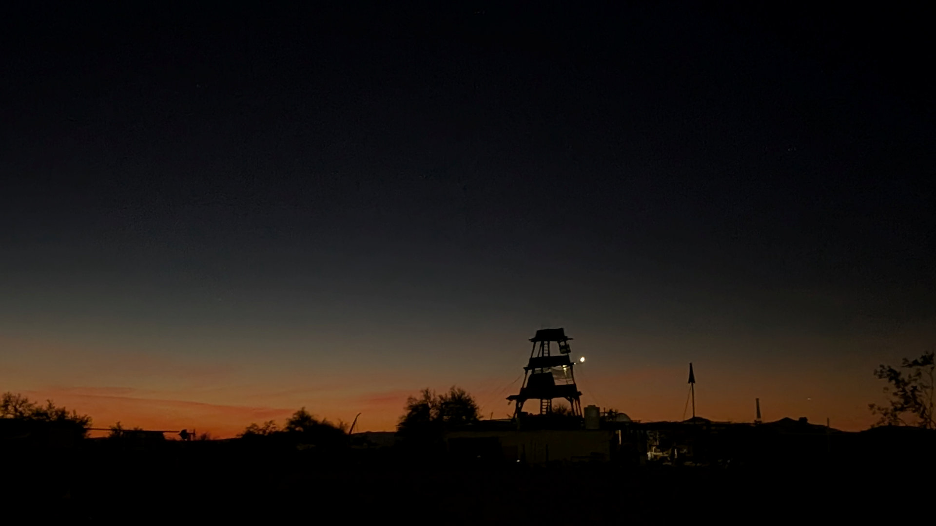 Dunkles Slab City bei Nacht mit sehr spärlicher Beleuchtung