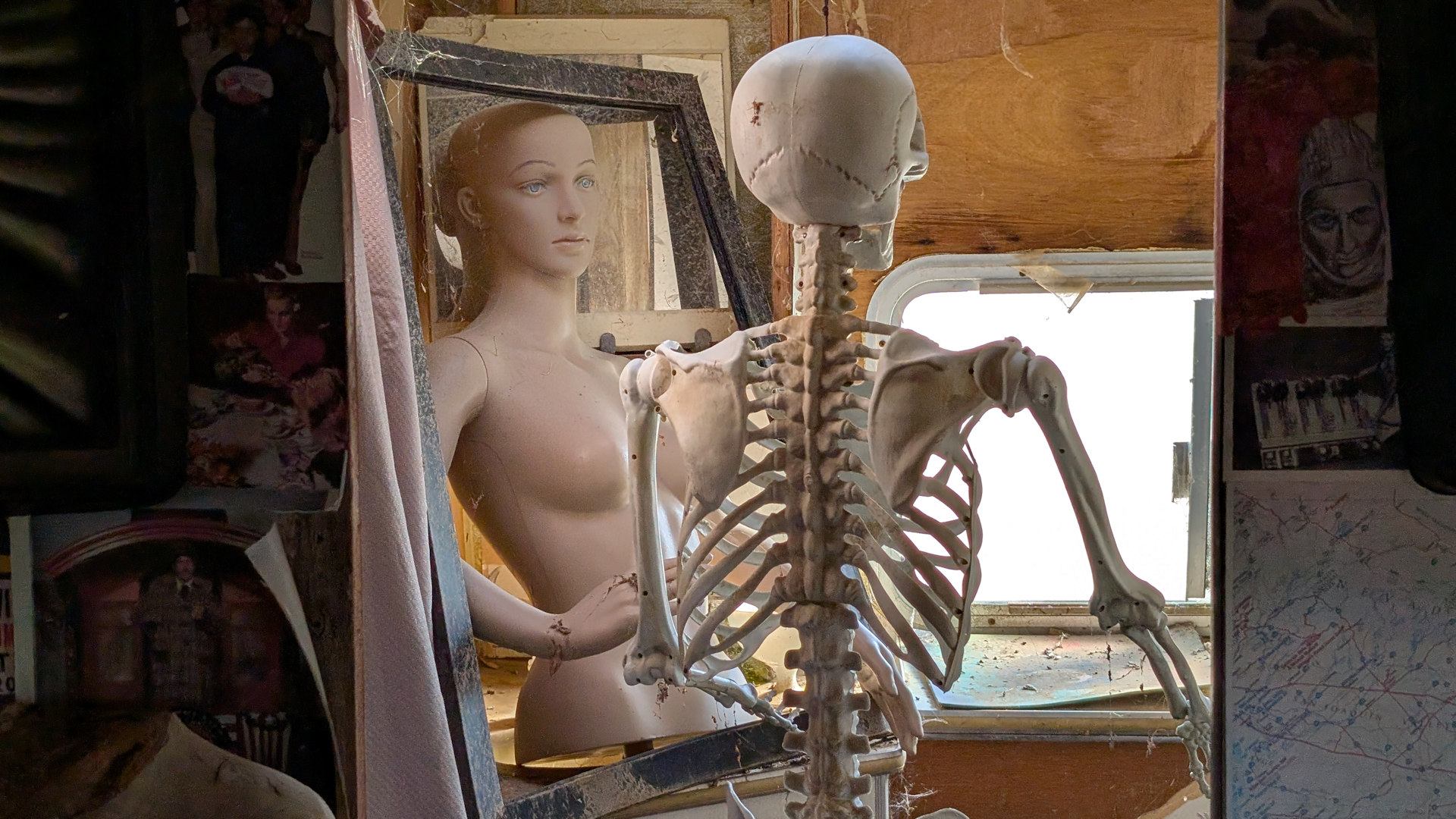 Nackte Schaufensterpuppe und menschliches Skelett