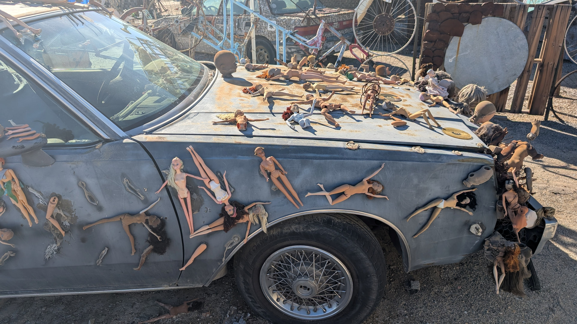 Auto was mit Puppen beklebt ist