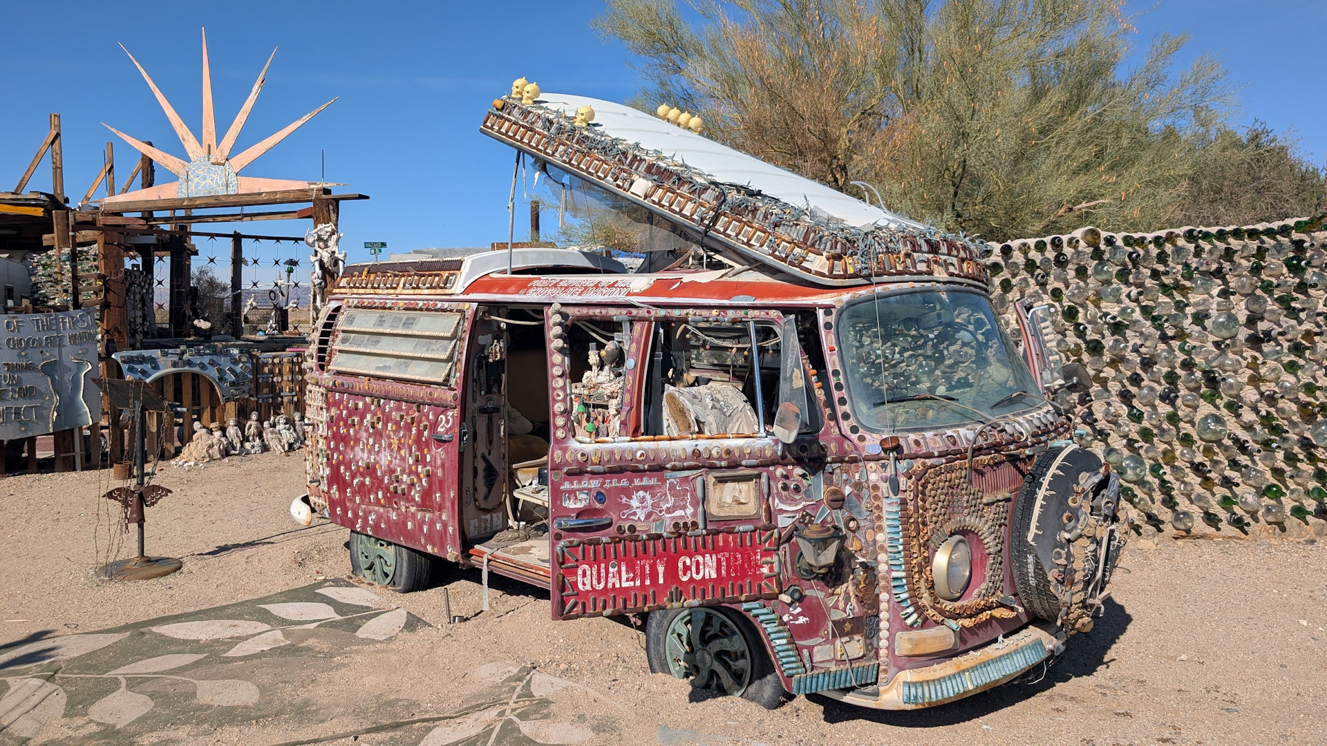 VW T2 Bus in Slab City der als Kunstwerk mit Gegenständen beklebt wurde