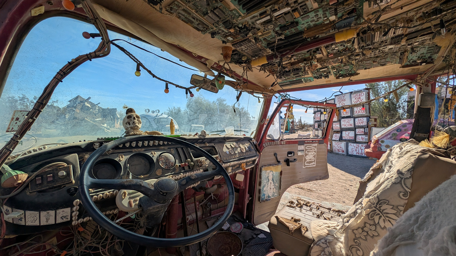 Cockpit von einem T2 VW Bus was mit Gegenständen beklebt wurde und kaum noch wieder zu erkennen ist