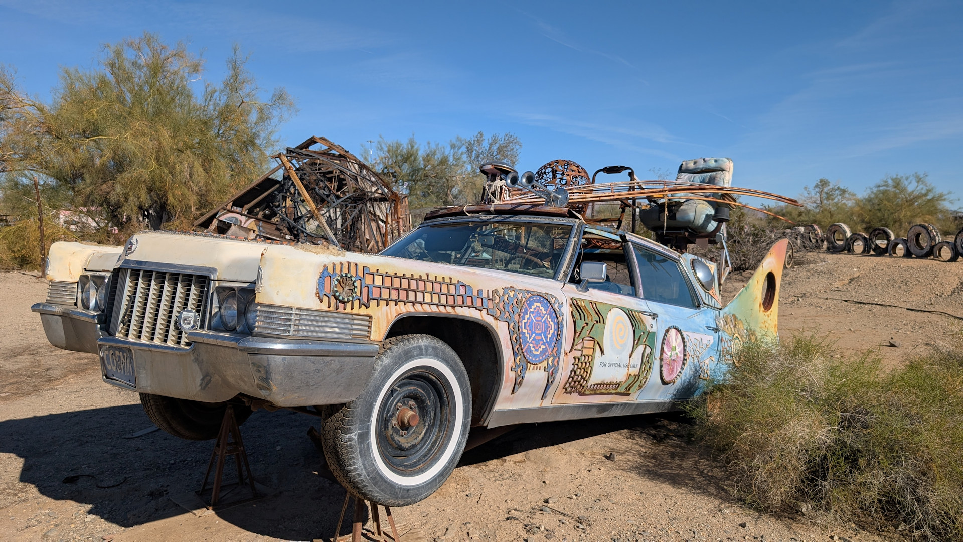 Bunt bemalter schräg parkender Cadillac als Kunstwerk in Slab City