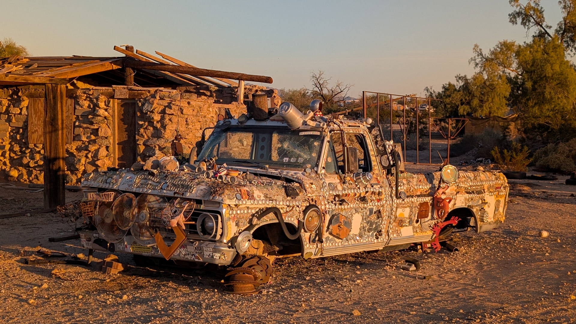 Bunt mit Ornamenten beklebtes Schrott Auto in Slab City