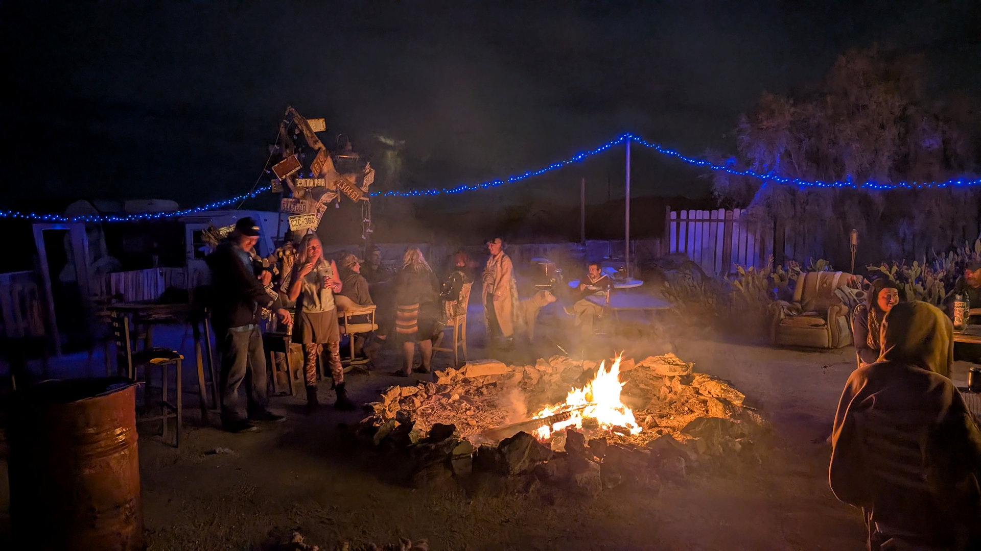 Gemütliches Lagerfeuer im California Ponderosa Slab City