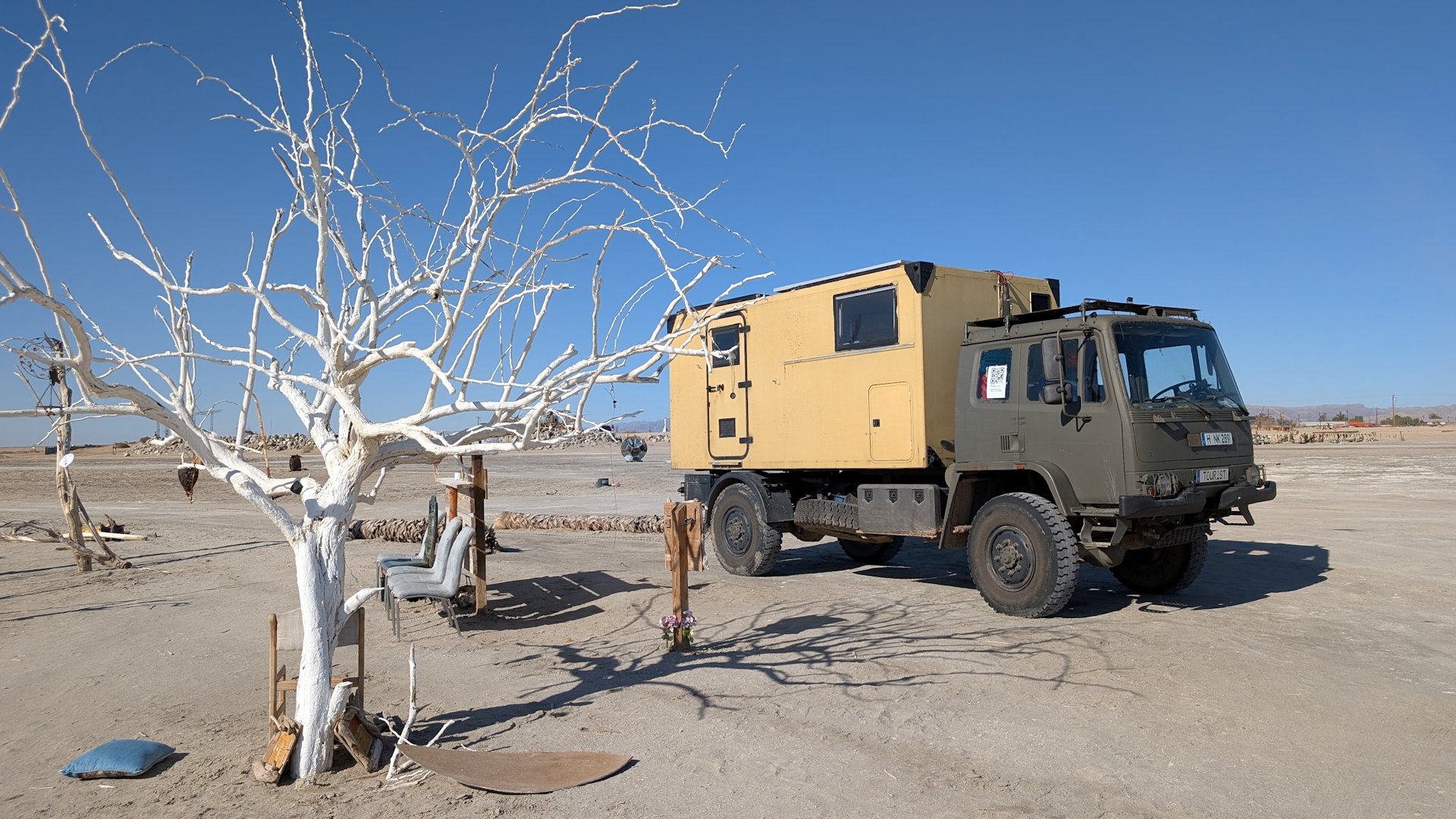 DAF T244 LKW parkt neben einem weiss gestrichenen Baum am Bombay Beach Strand Kalifornien