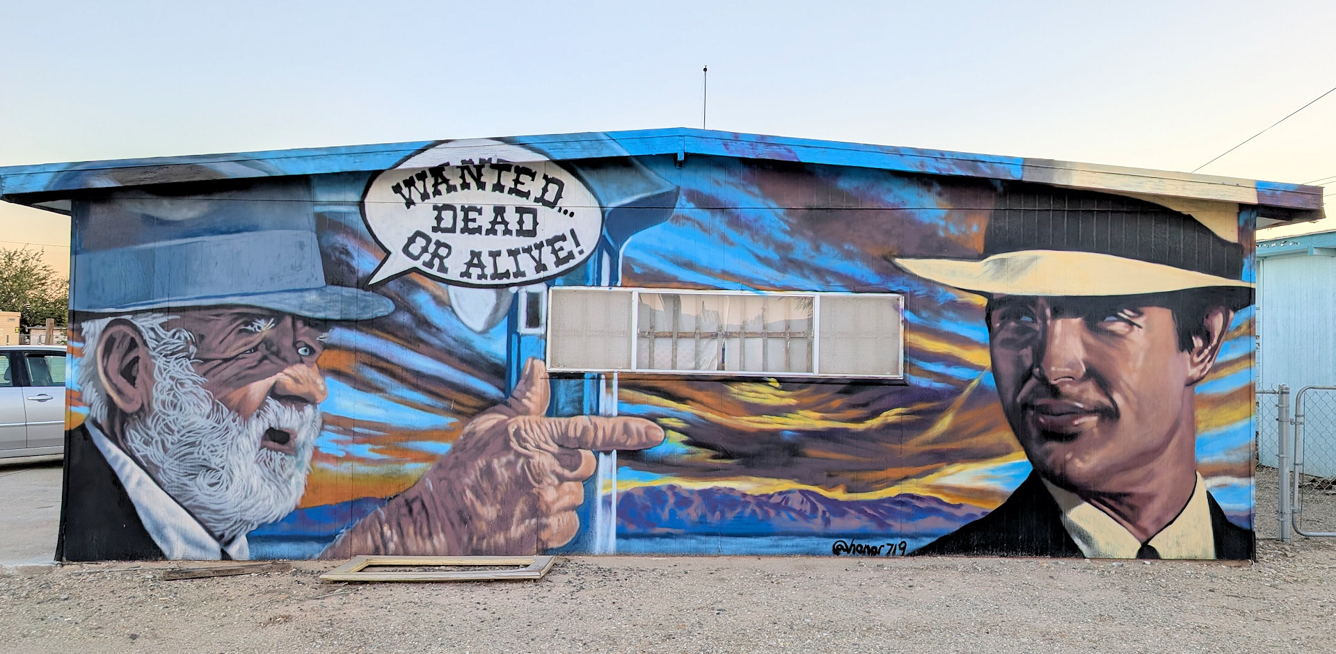 Wanted dead of alive Graffiti mit zwei Männern in Bombay Beach 