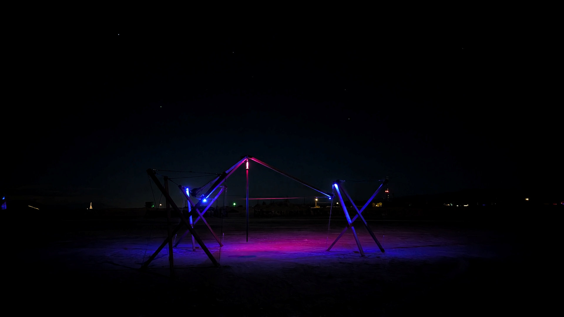 Stahlröhren werden am Strand von Bombay Beach durch LED Leuchten angestrahlt. 