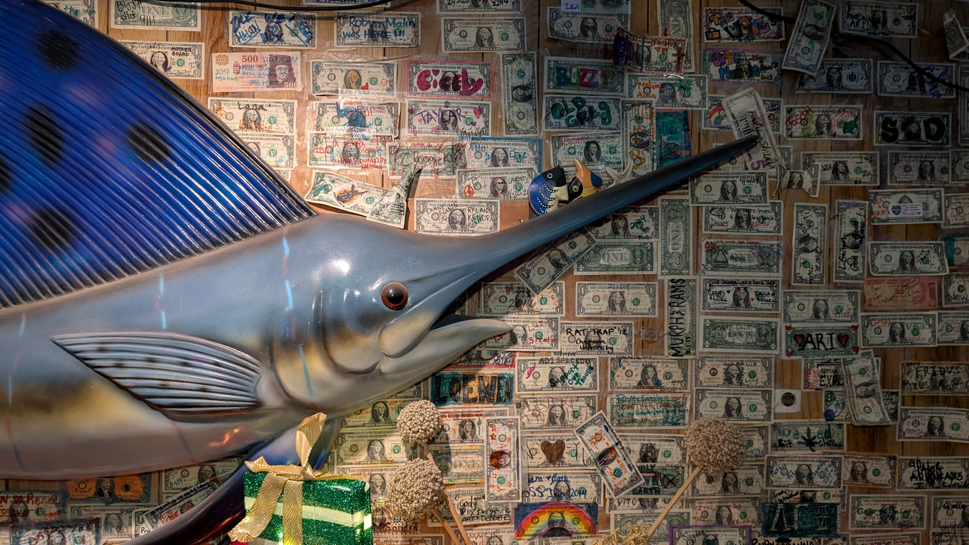 Mit Dollar Scheinen beklebte Wand im Sky Inn Bombay Beach 