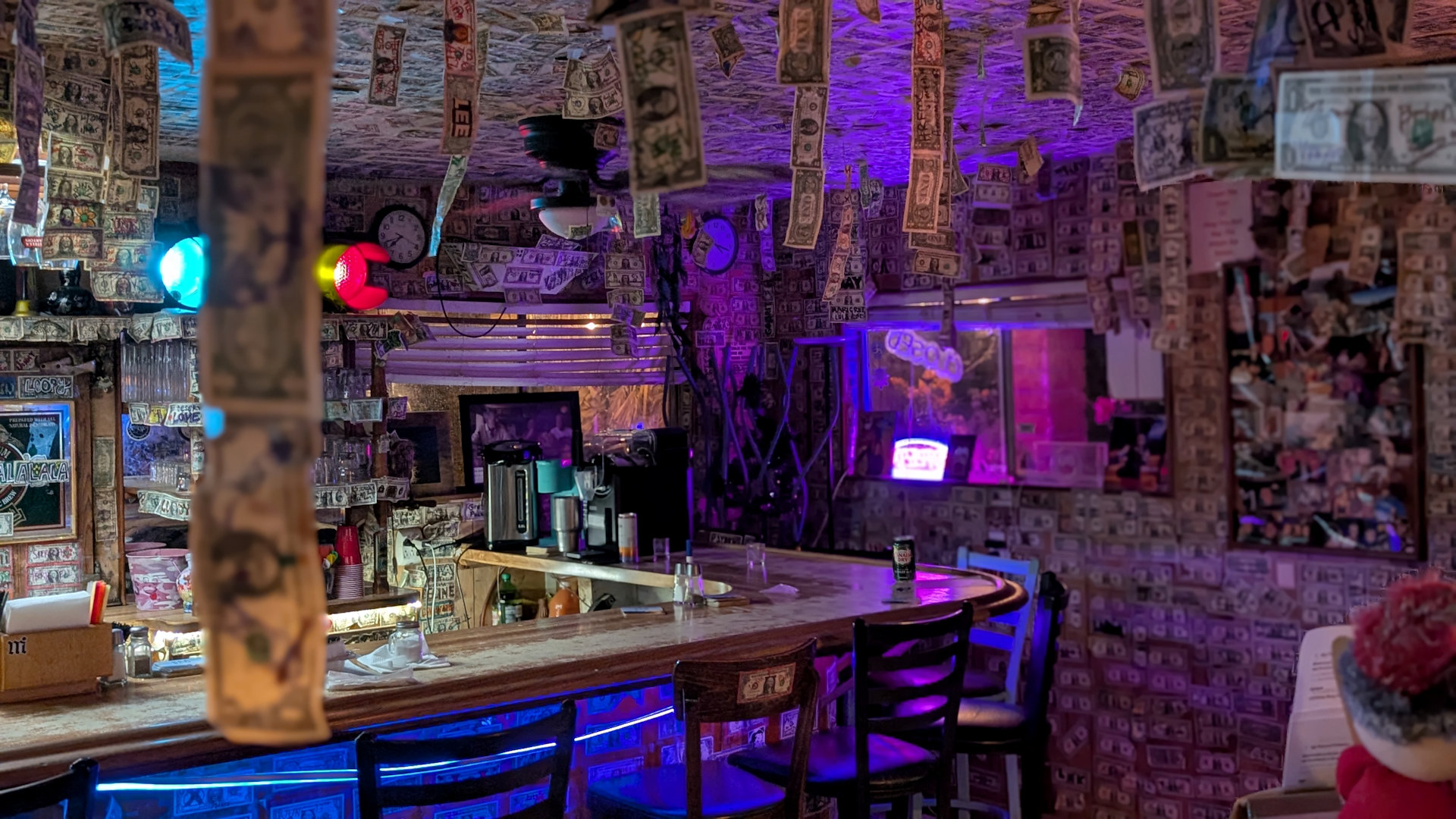Innenraum vom Sky Inn in Bombay Beach der mit unzähligen Dollar Scheinen beklebt ist. 