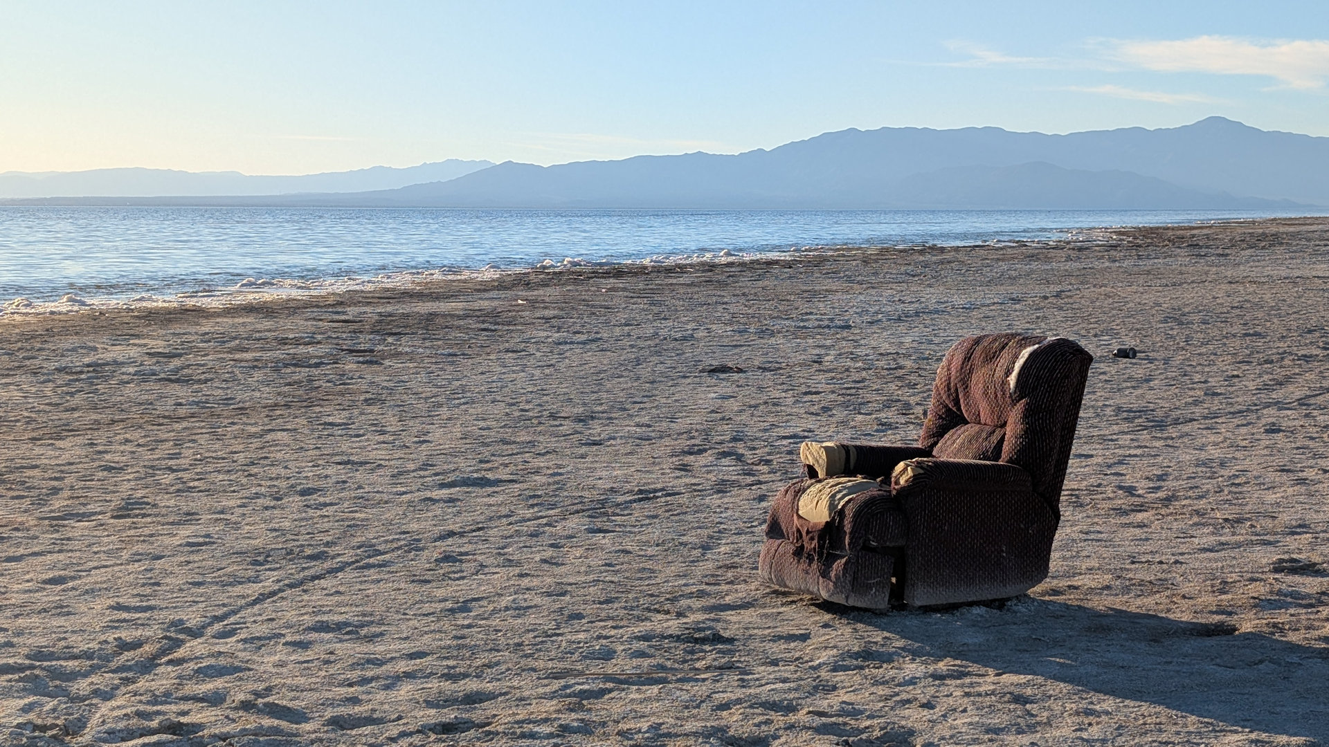 Einsamer brauner Sessel am Saltonsee