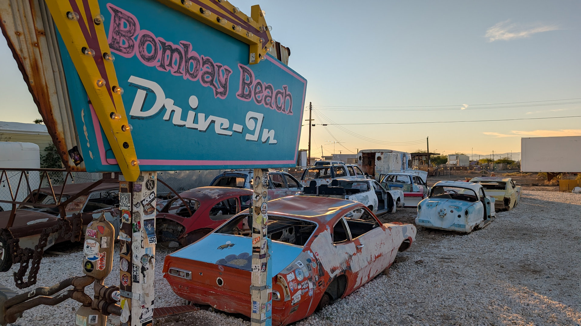 Drive in Kunst Installation in Bombay Beach aus Schrott Autos die in einem Outdoor Kino parken