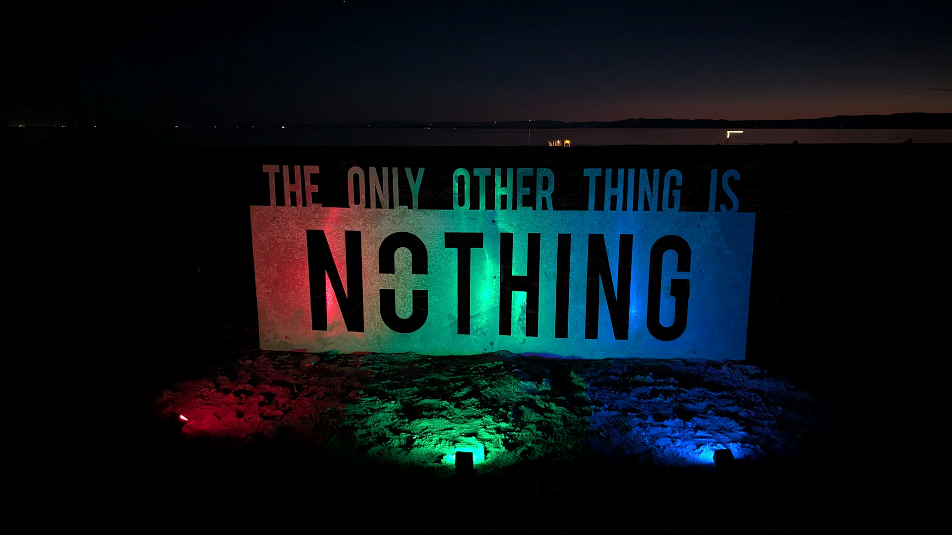 Beleuchteter "the only other thing is nothng" Schriftzug am Bombay Beach Strand 