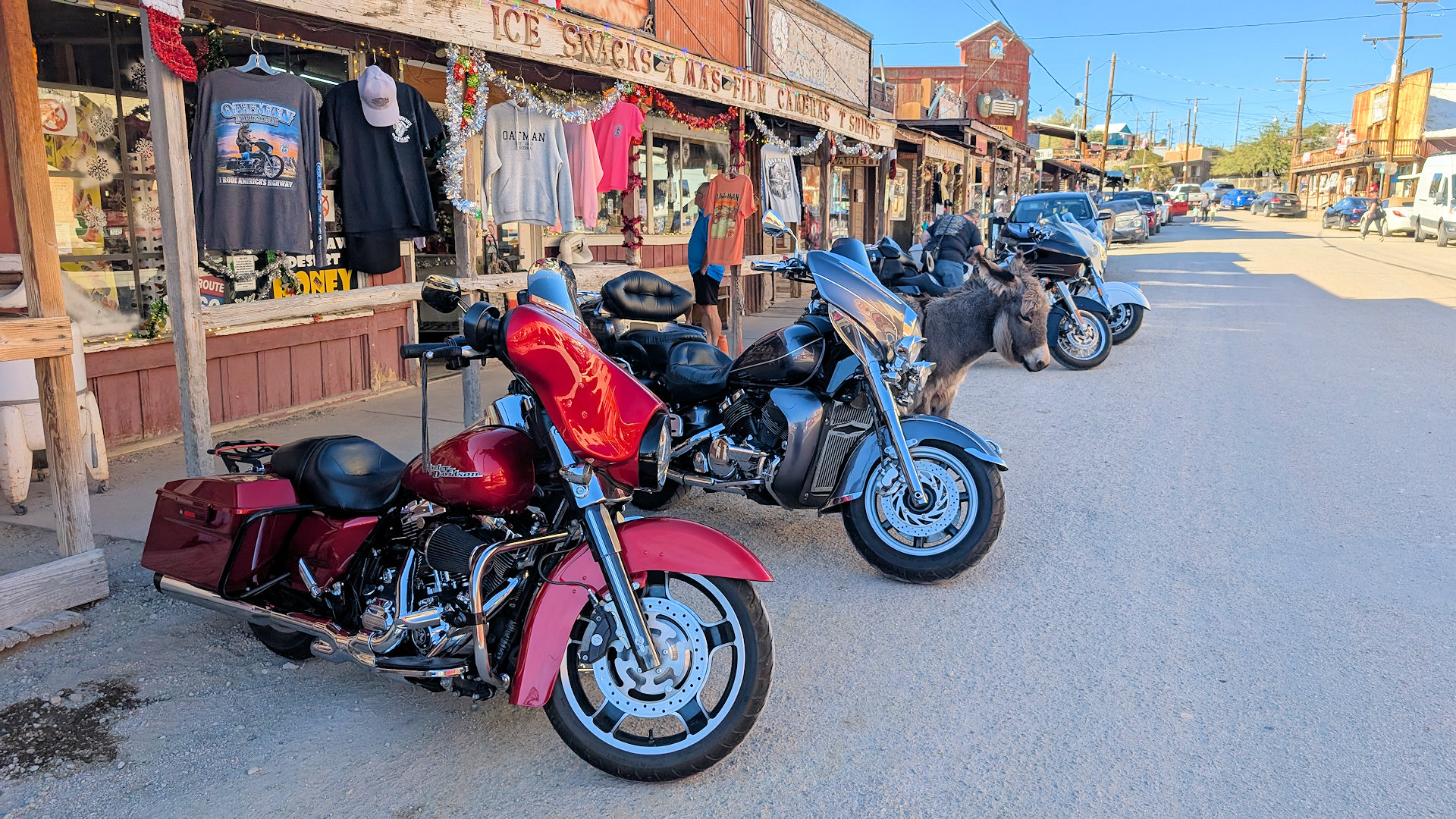 Mehrere Motorräder parken in Oatman vor einem Souvenirladen