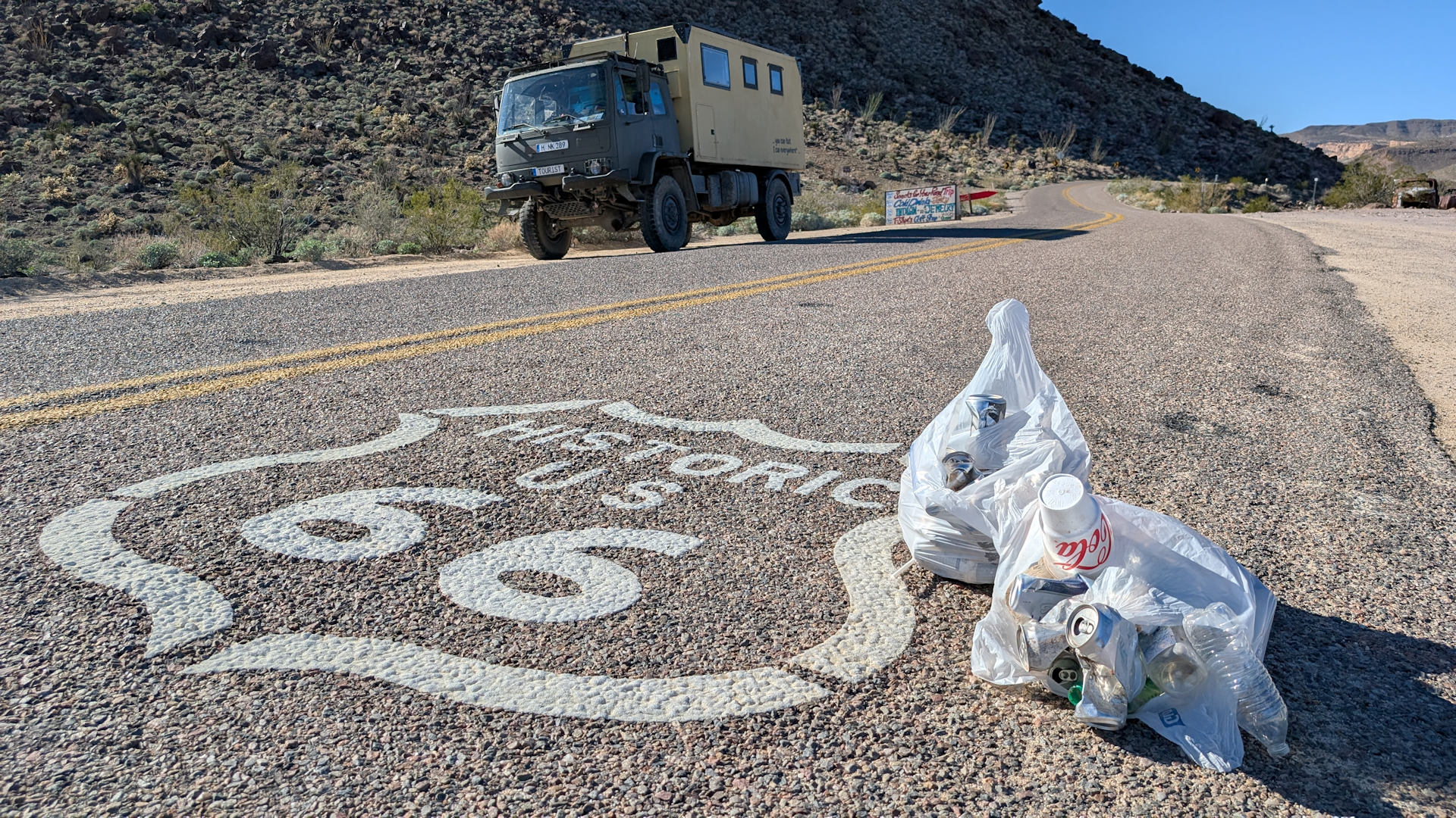Mülltüten mit aufgesammelten Abfällen am Rand der Route 66