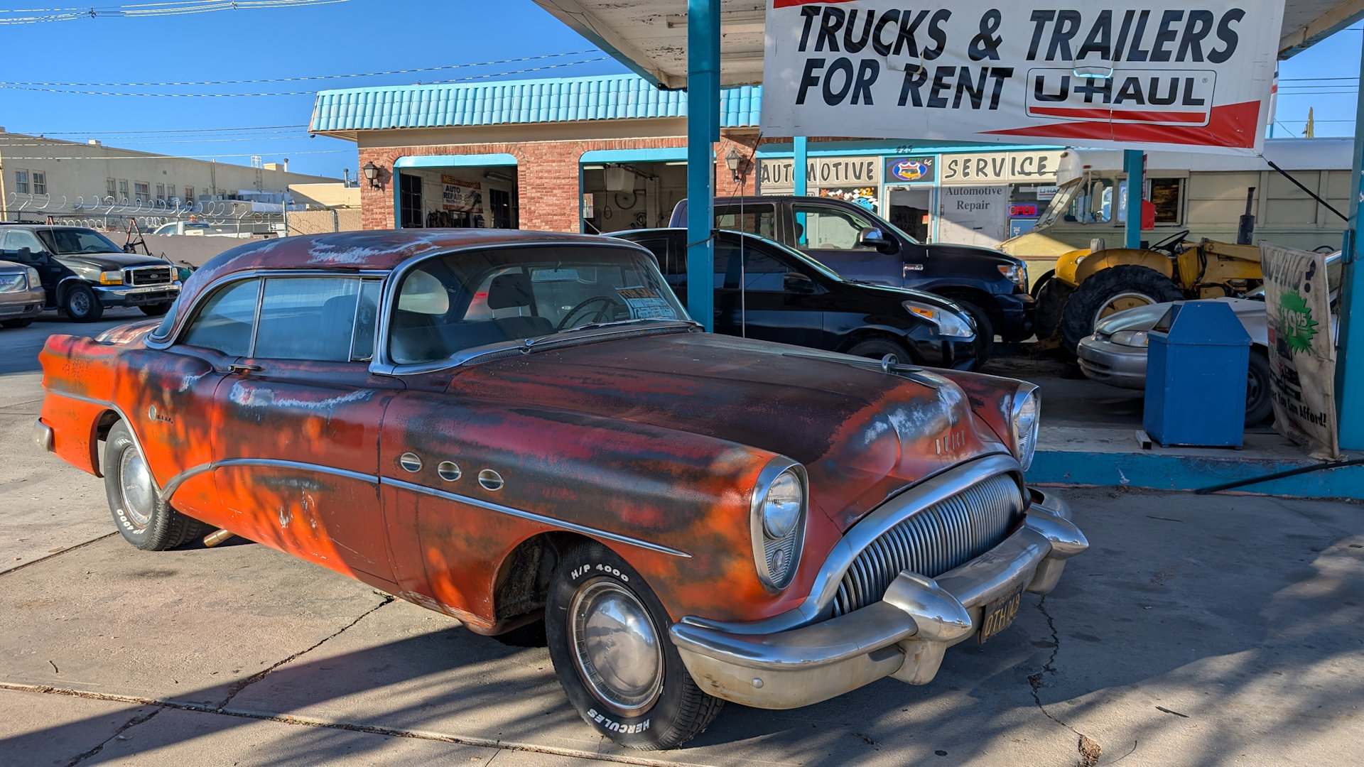 Rost Roter Buick Roadmaster an einer Tankstelle 