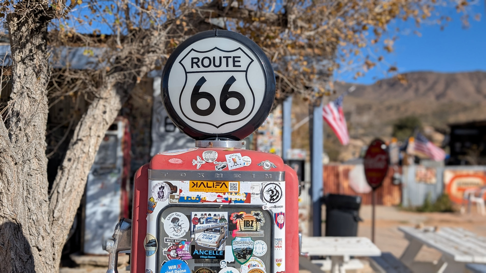 Antike Tanksäule mit einem Route 66 Schild 