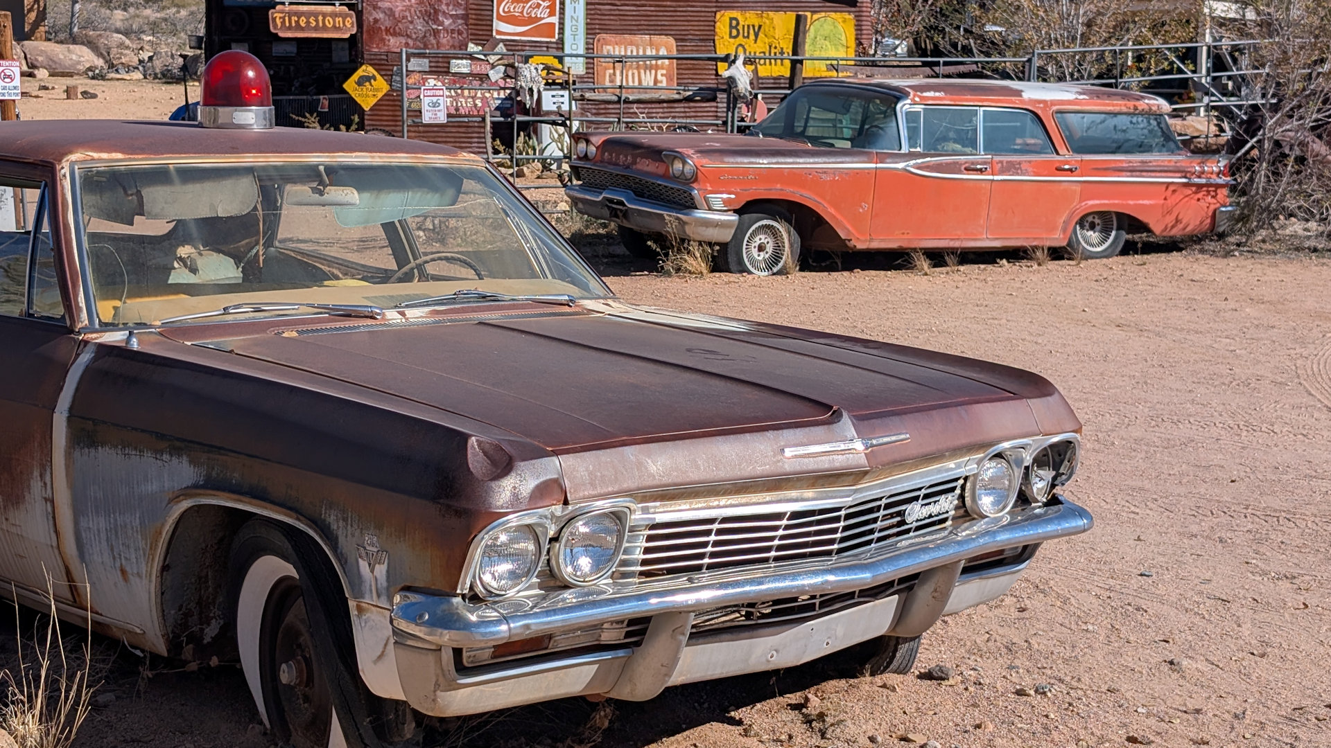 Brauner 1965 Chevy Impala und roter Kombi PKW