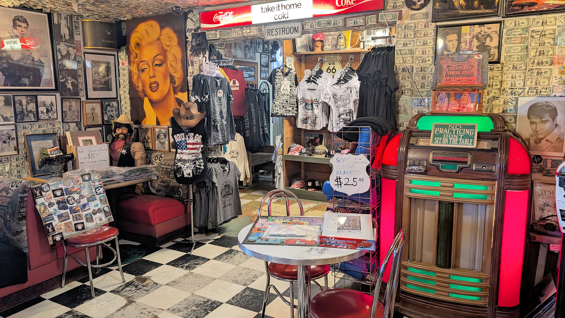 Im Hackbarry General Store mit ausgestellten Souvenirs und Jukebox