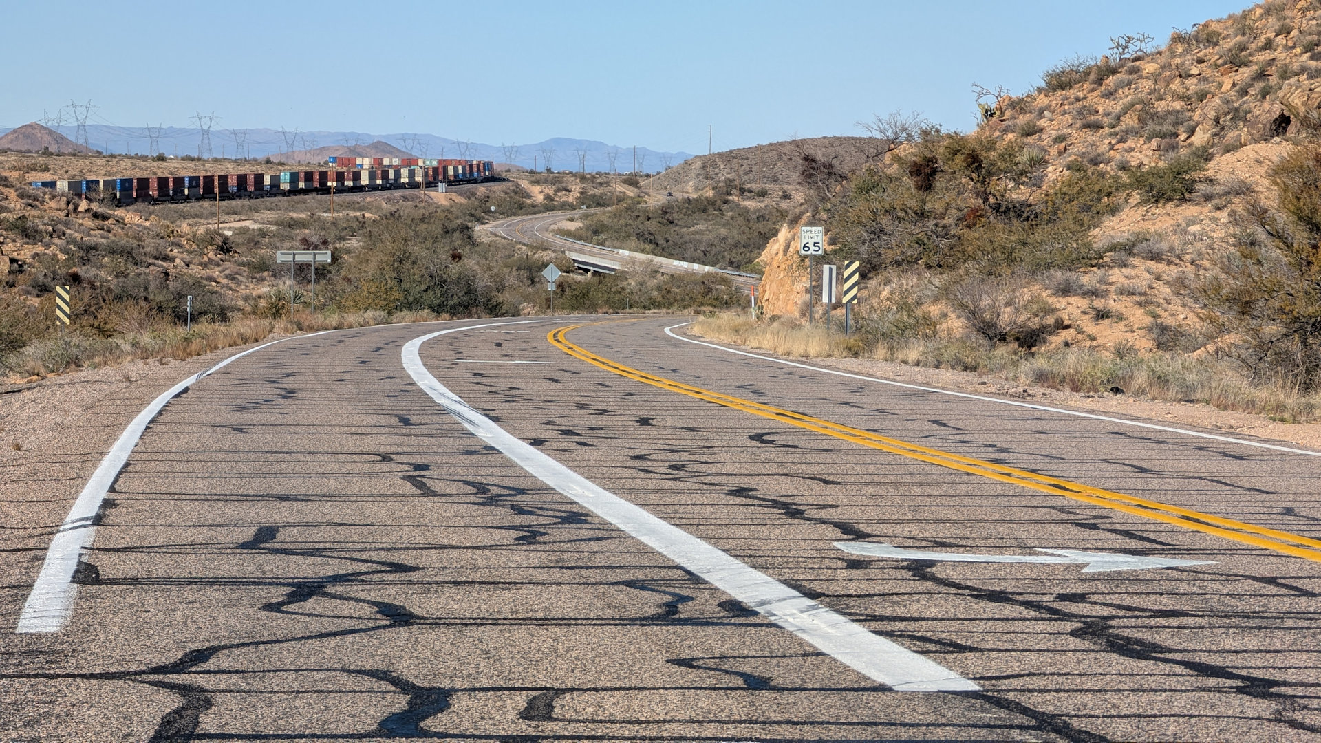 Abschnitt der Road 66 mit einem Güterzug im Hintergrund 