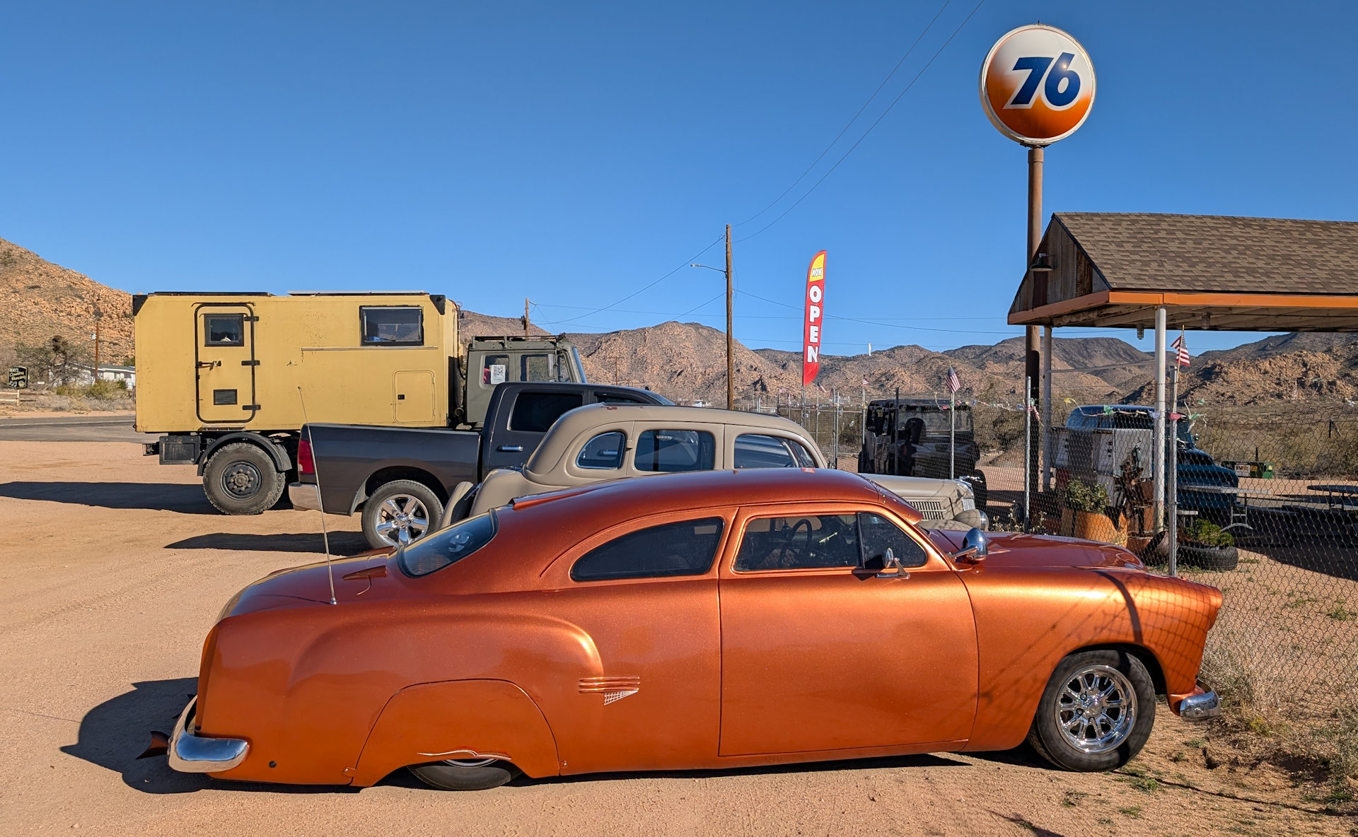 Tiefer gelegtes getuntes Auto mit Kupferfarbenem Lack 