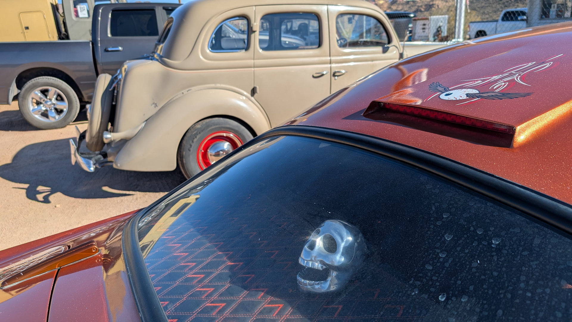 Silberner Totenkopf hinter einer Autoscheibe