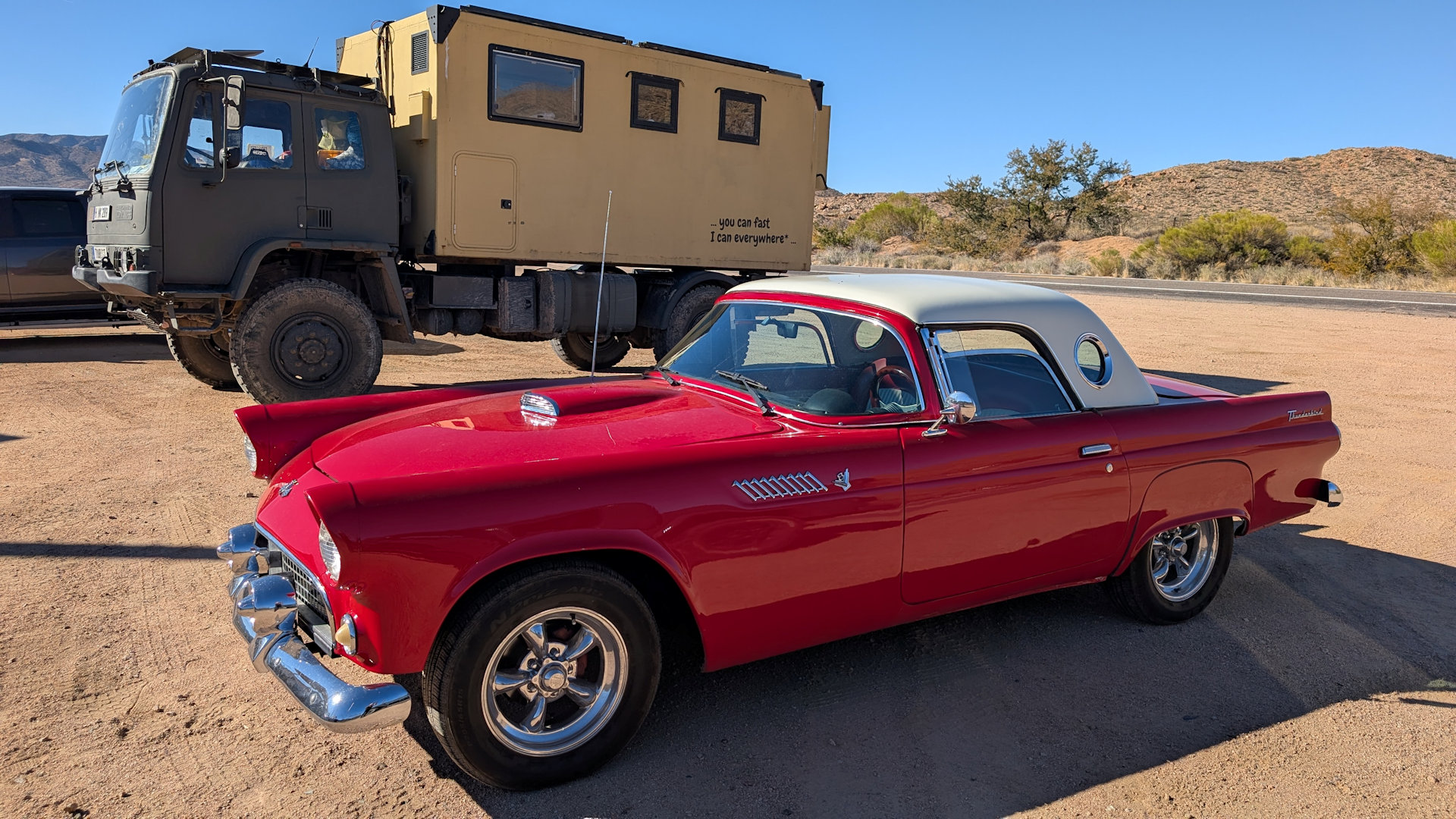 Roter Oldtimer vor DAF T244 Reise LKW auf der Road 66