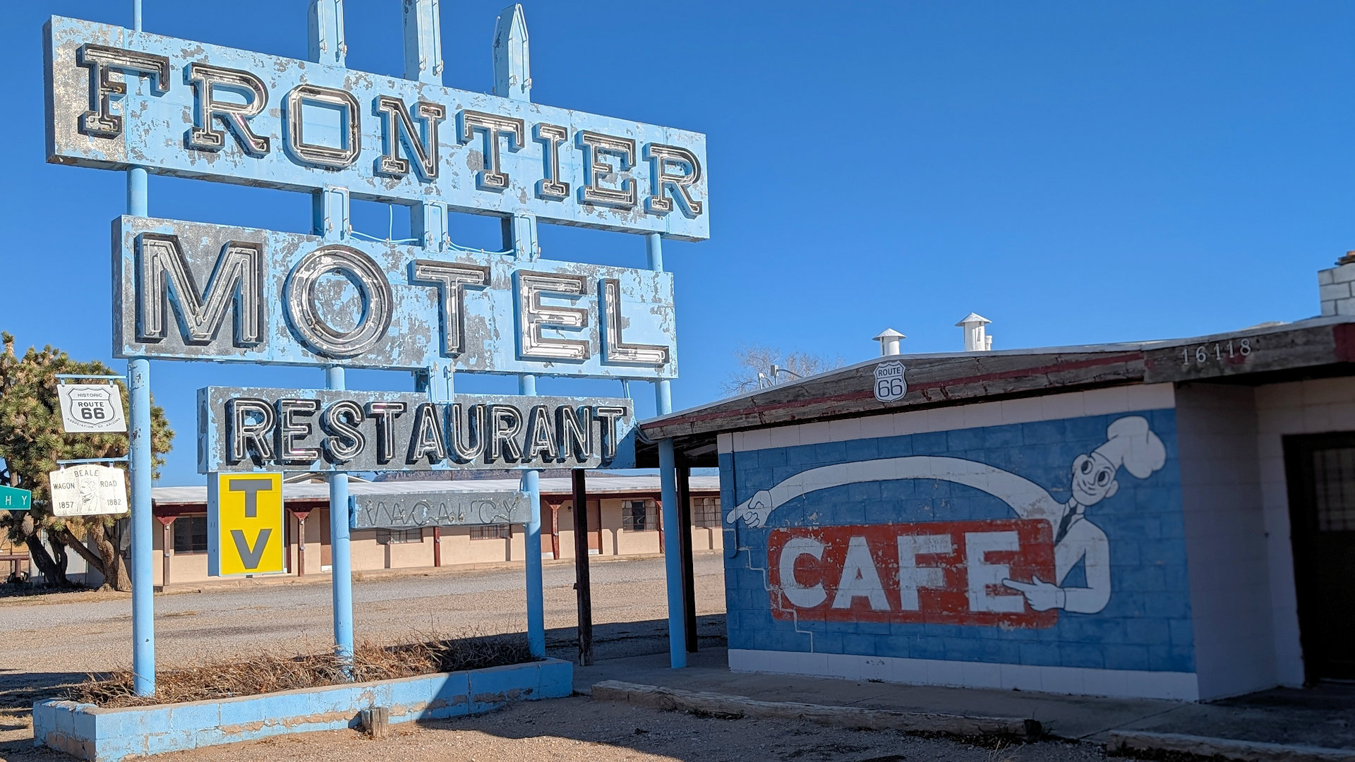 Schild vom Frontier Motel Restaurant und Cafe in Truxton Road 66 