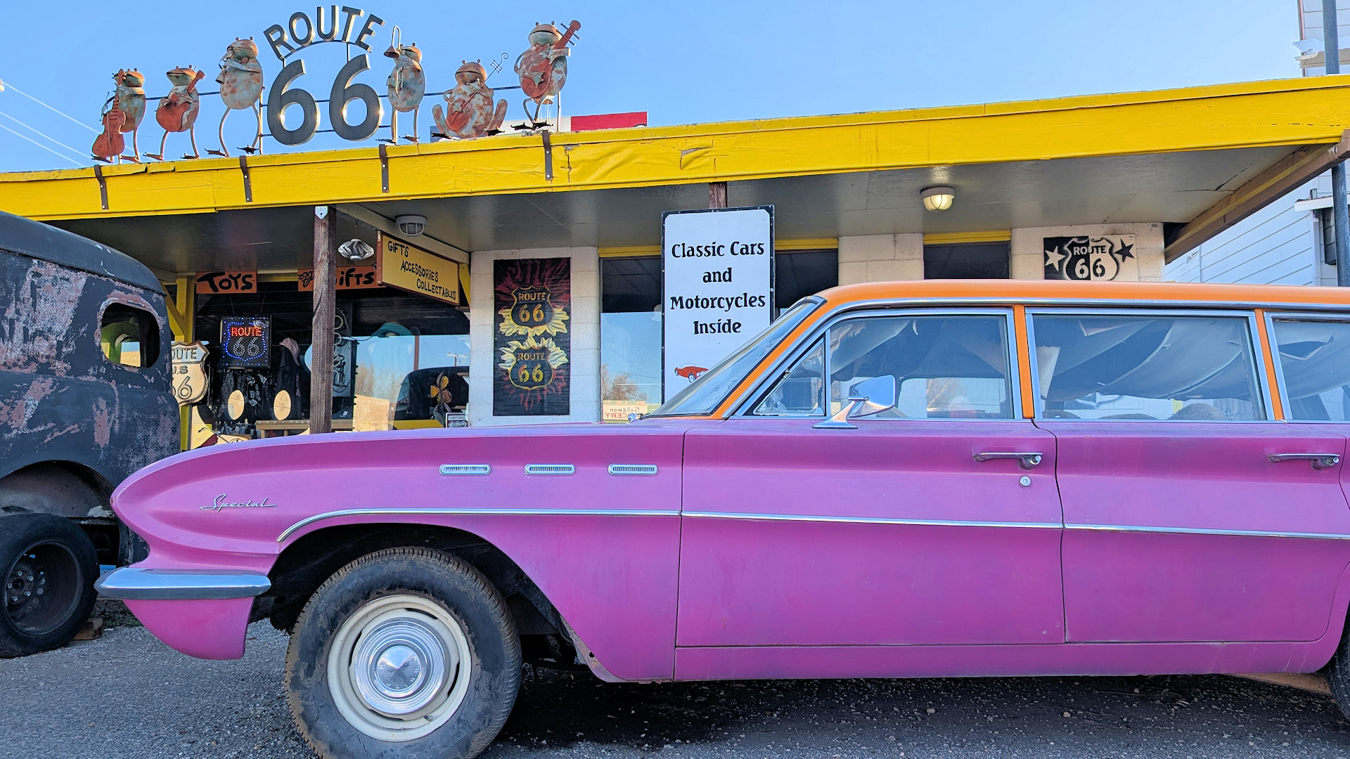 Pinker Oldtimer an Rand der Route 66