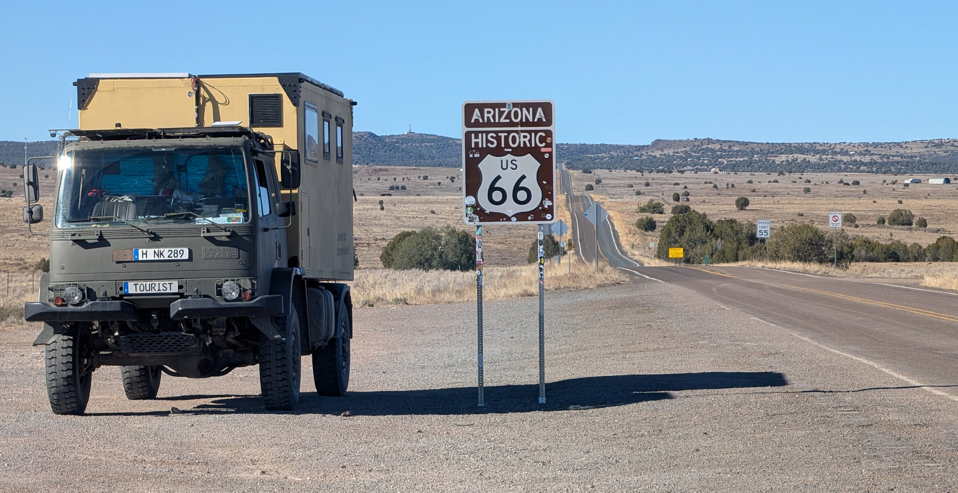 DAF T244 Weltreise LKW am Rand der Historic Route 66 in Arizona