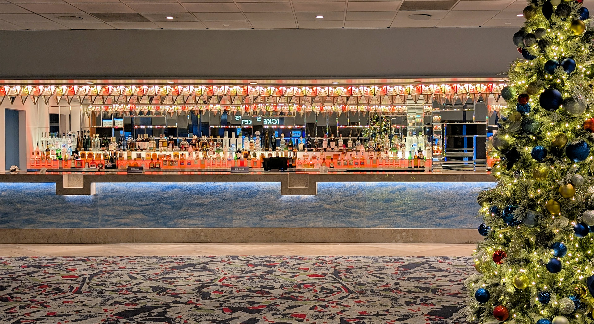 Leere weihnachtlich geschmückte Bar 