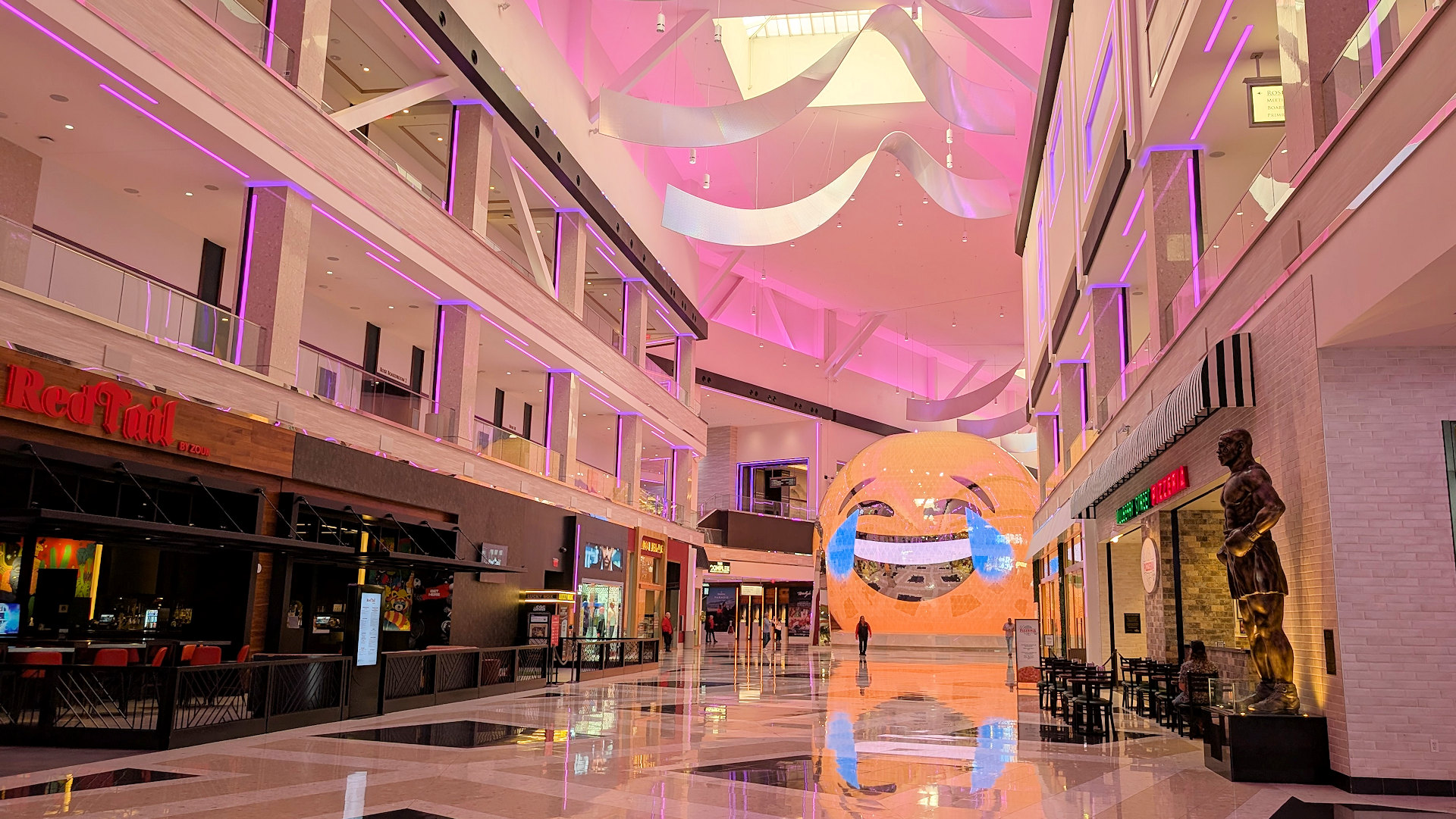 Einkaufspassage im Conrad Las Vegas mit lustigem Smilie 