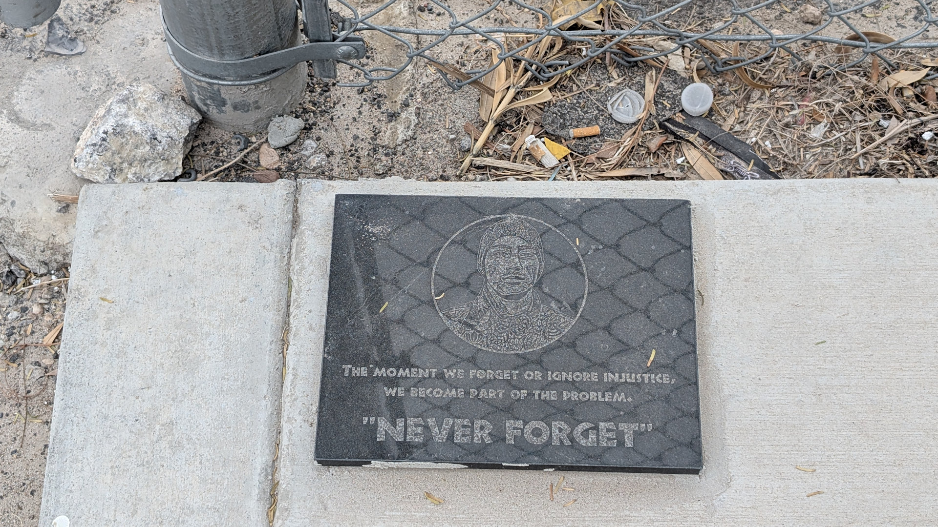 Schwarzer Never Forget Gedenkstein auf dem Parkplatz gegenüber dem Mandalay Bay Hotel