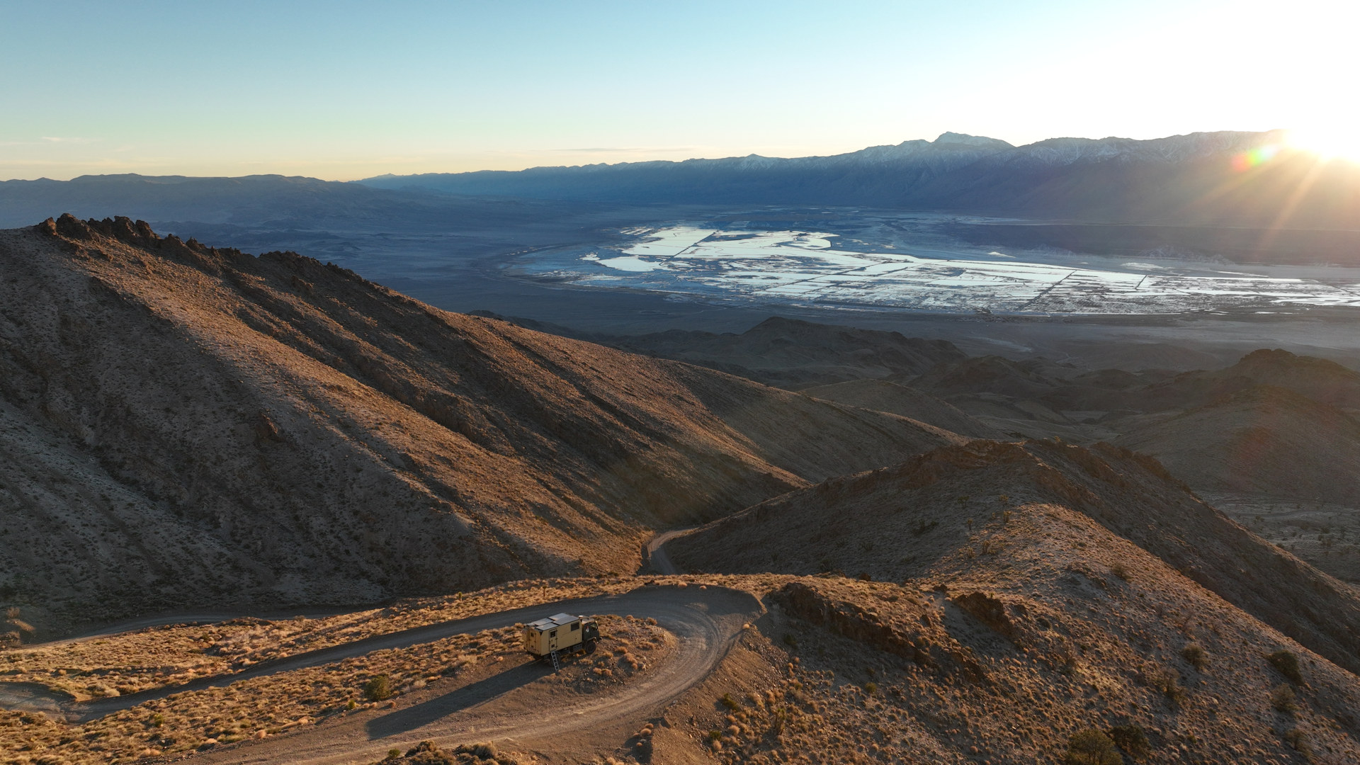 Luftbild von der Bergpiste hinauf nach Cerro Gordo