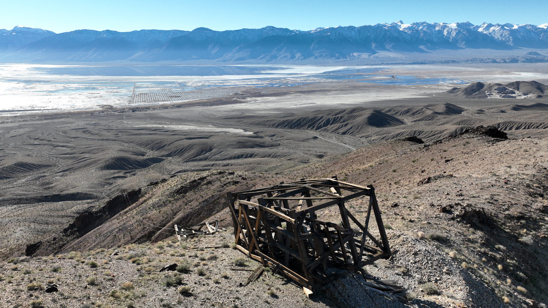 Umgestürzter Seilbahn Turm in der Nähe von Keeler und Cerdo Gordo mit Sierra Nevada im Hintergrund