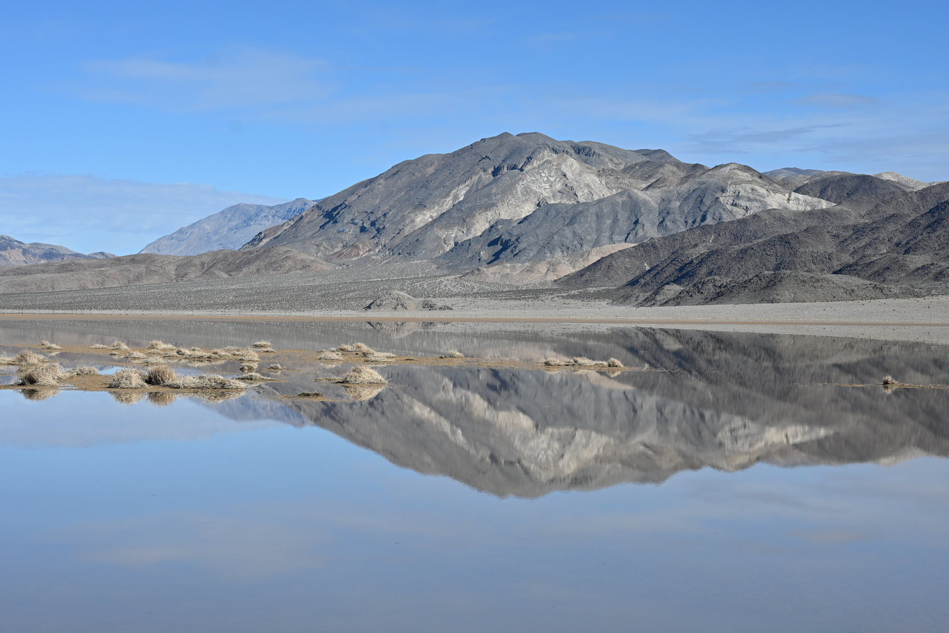 Berg spiegelt sich im überschwemmten Tag der wandernden Steine