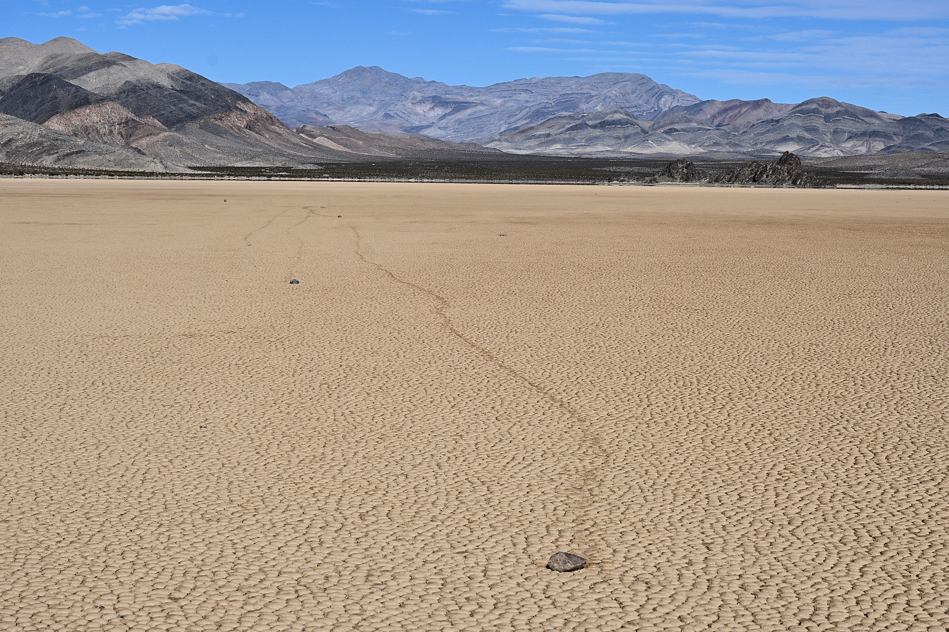 Spuren von wandernden Steinen auf ausgetrocknetem Lehmboden im Death Valley Nationalpark
