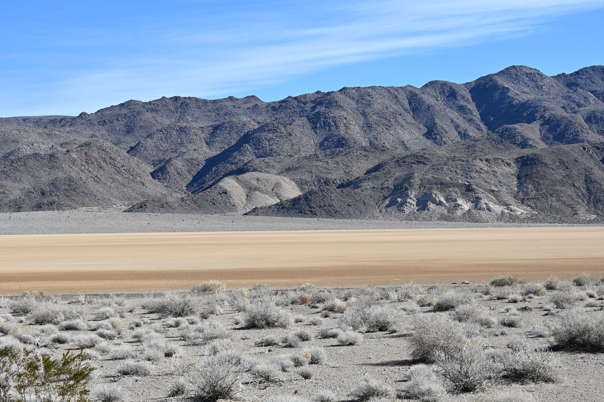 Ausgetrocknete Ebene im Tal der wandernden Steine im Death Valley