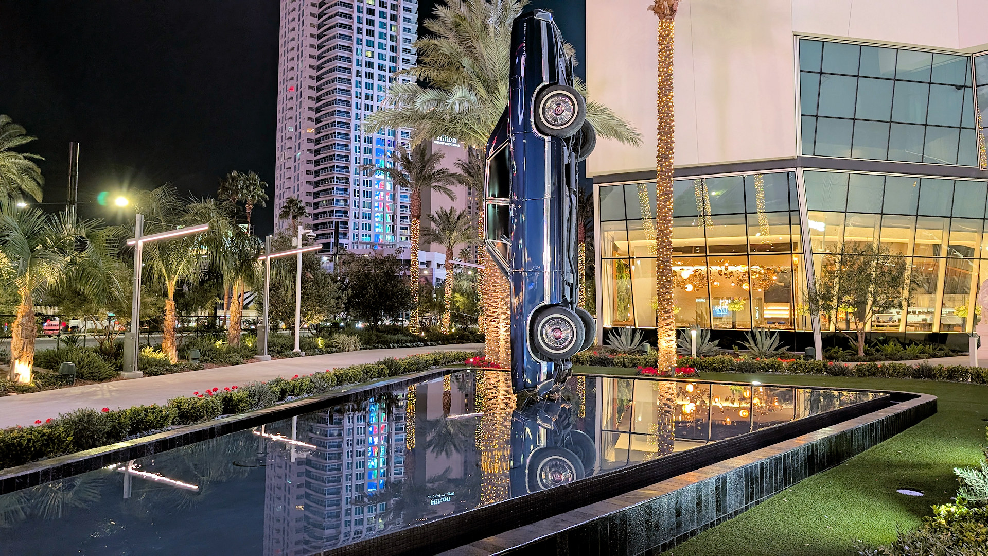 Blauer Oldtimer der hochkant vor dem Fontaine Bleu Hotel Las Vegas arrangiert wurde