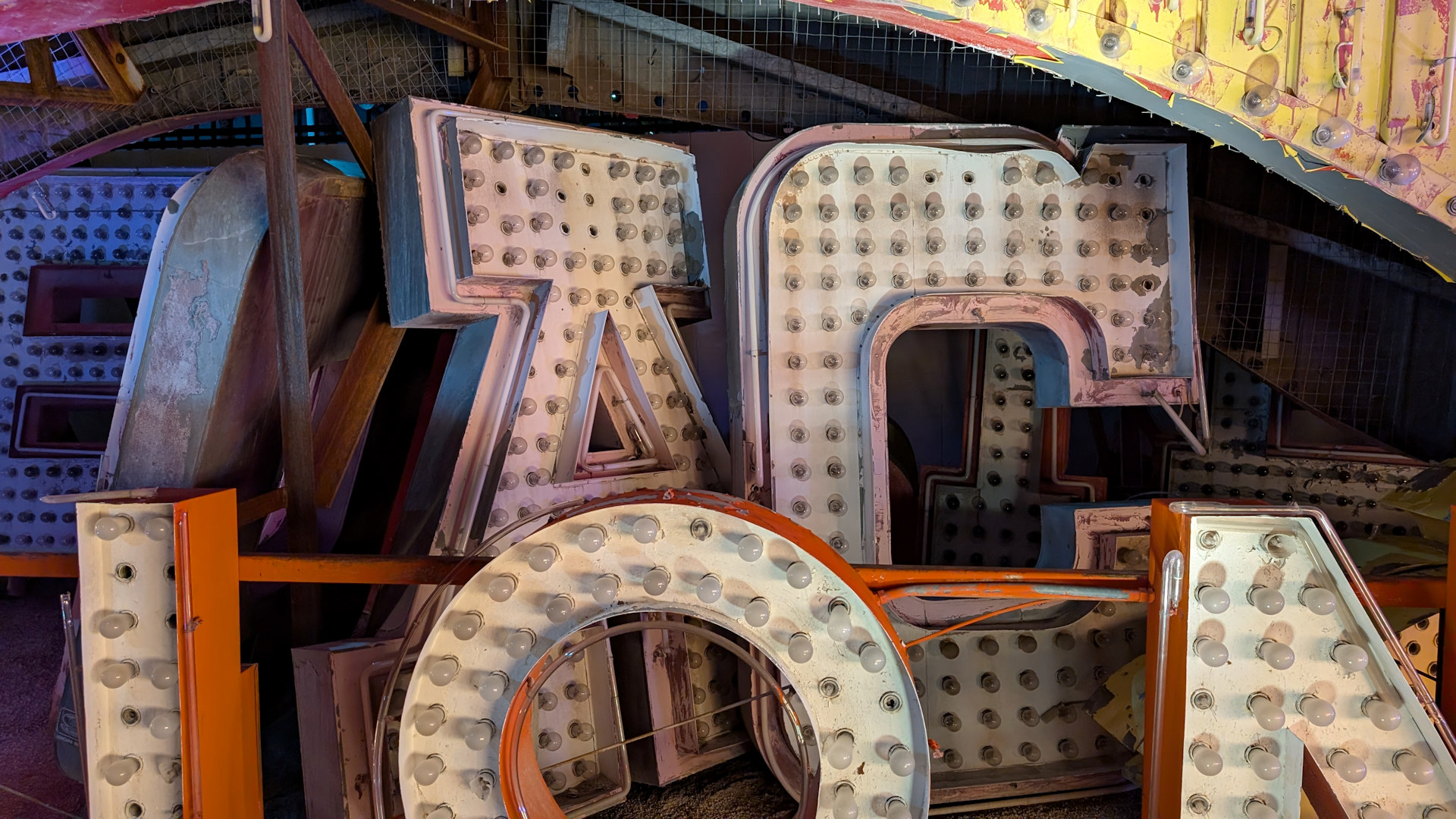 Ausrangierte Leuchtreklame Anzeigen mit vielen Glühbirnen